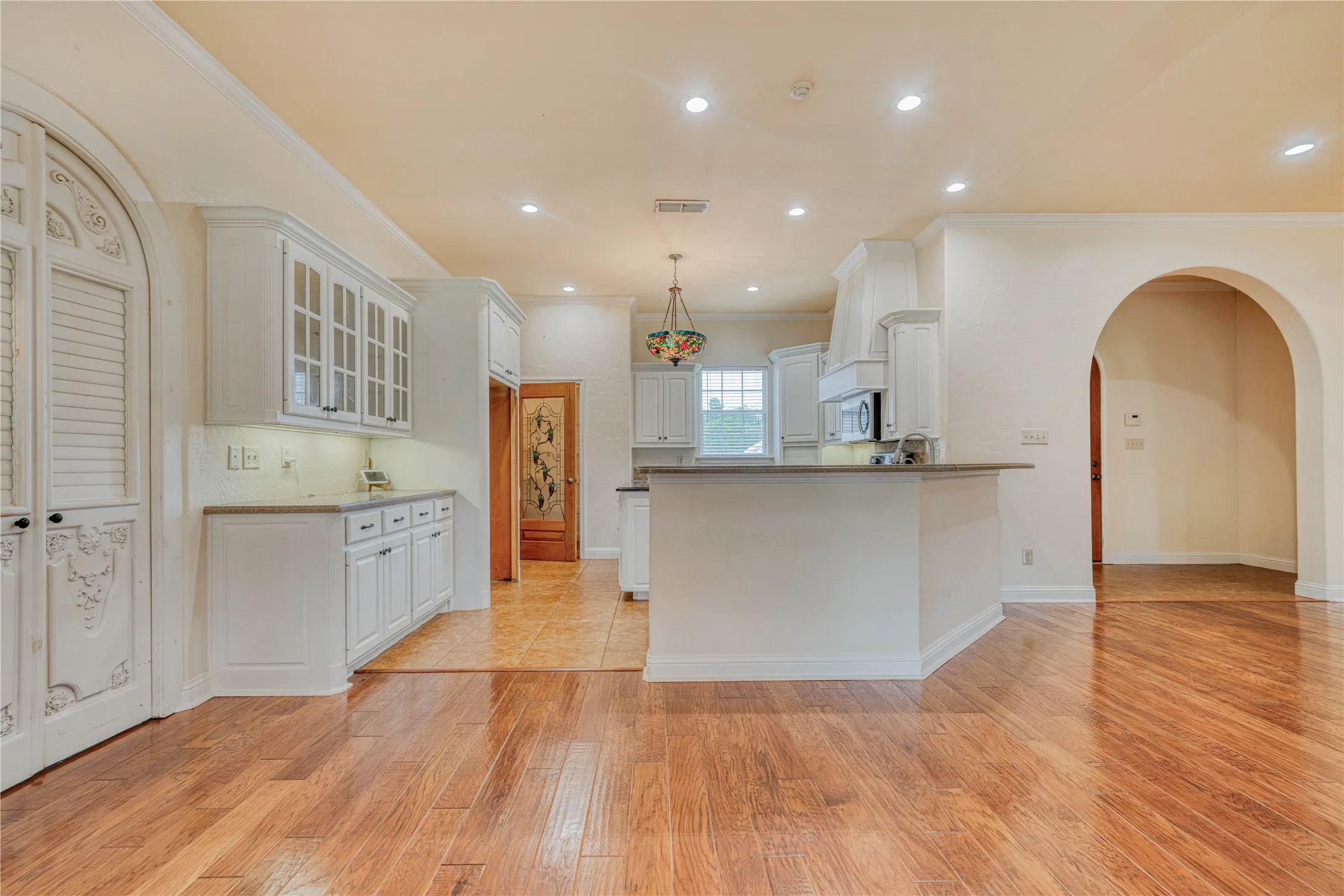 Single Family Residence For Sale in Franklin (TX) County , 15 W Elmwood Corner, Mount Vernon, Texas 75457, 2 Bedroom, 2 Bathroom, 3 Garage spaces, 2,725 Sqft, built in 2007, mls#21251236, Real Estate Agent in Mount Vernon, Homes For Sale in Franklin (TX) county, Homes For Sale in Mount Vernon, Realtor in Mount Vernon Texas, Real Estate Brokerage Independent Realty Texas, Luminita Cordes Realtor