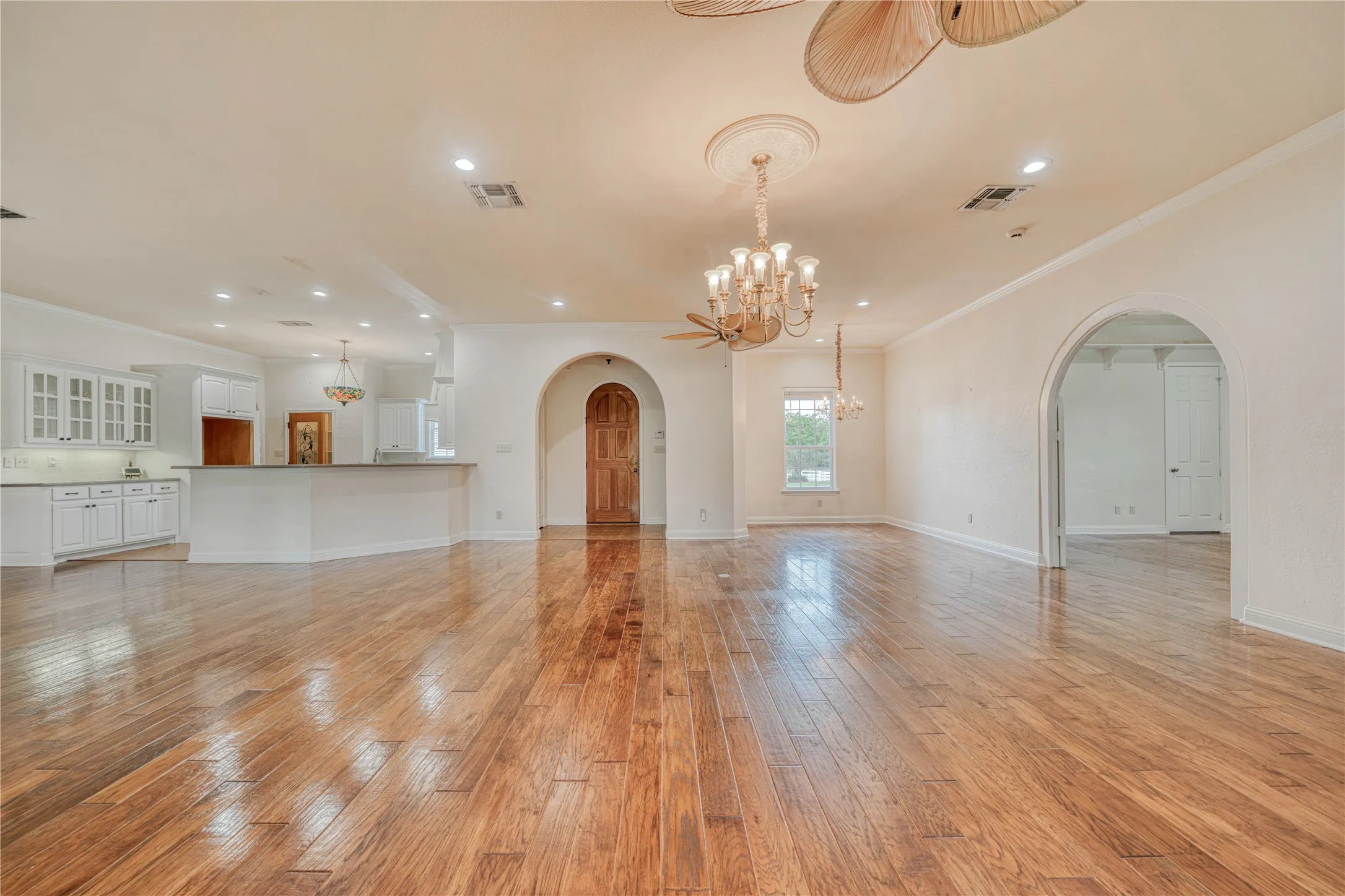 Single Family Residence For Sale in Franklin (TX) County , 15 W Elmwood Corner, Mount Vernon, Texas 75457, 2 Bedroom, 2 Bathroom, 3 Garage spaces, 2,725 Sqft, built in 2007, mls#21251236, Real Estate Agent in Mount Vernon, Homes For Sale in Franklin (TX) county, Homes For Sale in Mount Vernon, Realtor in Mount Vernon Texas, Real Estate Brokerage Independent Realty Texas, Luminita Cordes Realtor