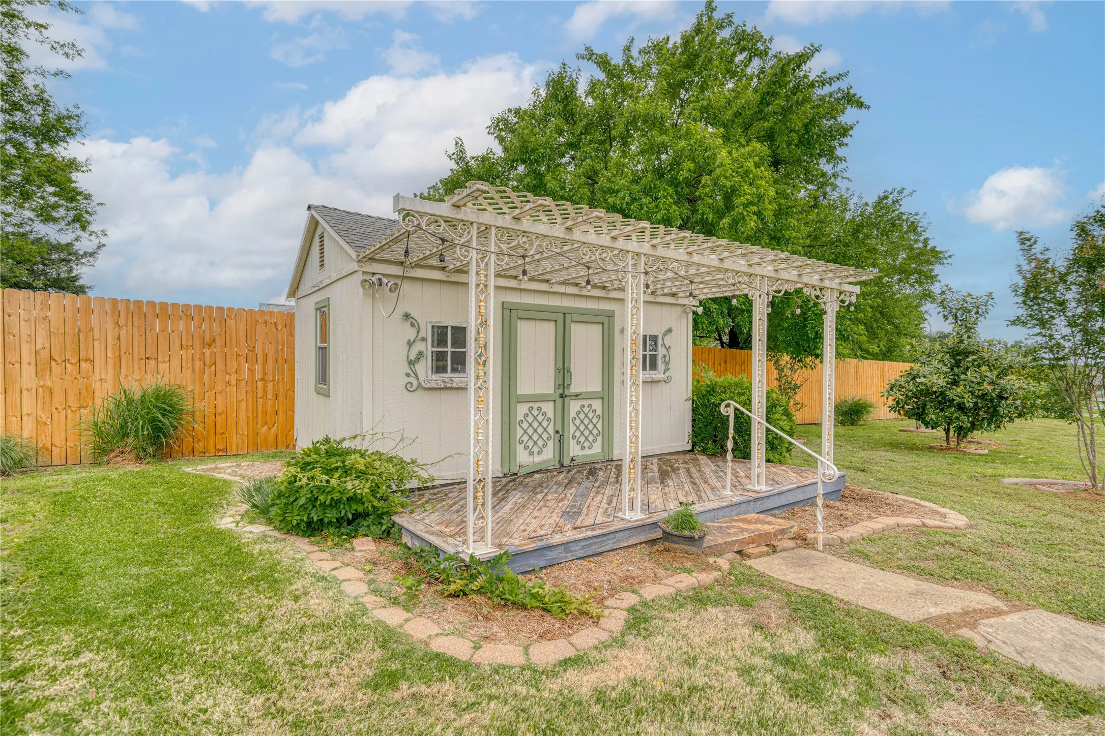 Single Family Residence For Sale in Franklin (TX) County , 15 W Elmwood Corner, Mount Vernon, Texas 75457, 2 Bedroom, 2 Bathroom, 3 Garage spaces, 2,725 Sqft, built in 2007, mls#21251236, Real Estate Agent in Mount Vernon, Homes For Sale in Franklin (TX) county, Homes For Sale in Mount Vernon, Realtor in Mount Vernon Texas, Real Estate Brokerage Independent Realty Texas, Luminita Cordes Realtor