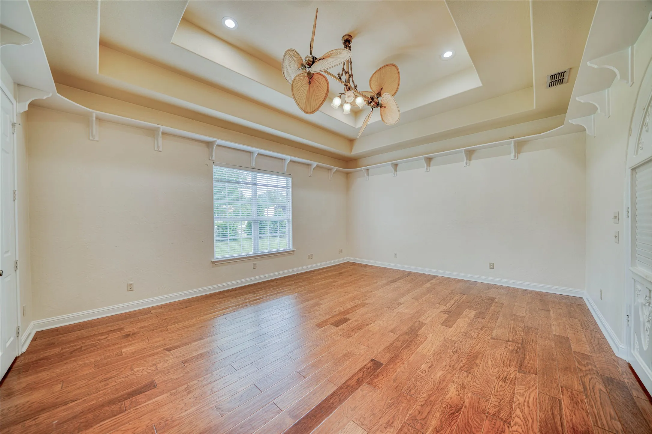 Single Family Residence For Sale in Franklin (TX) County , 15 W Elmwood Corner, Mount Vernon, Texas 75457, 2 Bedroom, 2 Bathroom, 3 Garage spaces, 2,725 Sqft, built in 2007, mls#21251236, Real Estate Agent in Mount Vernon, Homes For Sale in Franklin (TX) county, Homes For Sale in Mount Vernon, Realtor in Mount Vernon Texas, Real Estate Brokerage Independent Realty Texas, Luminita Cordes Realtor