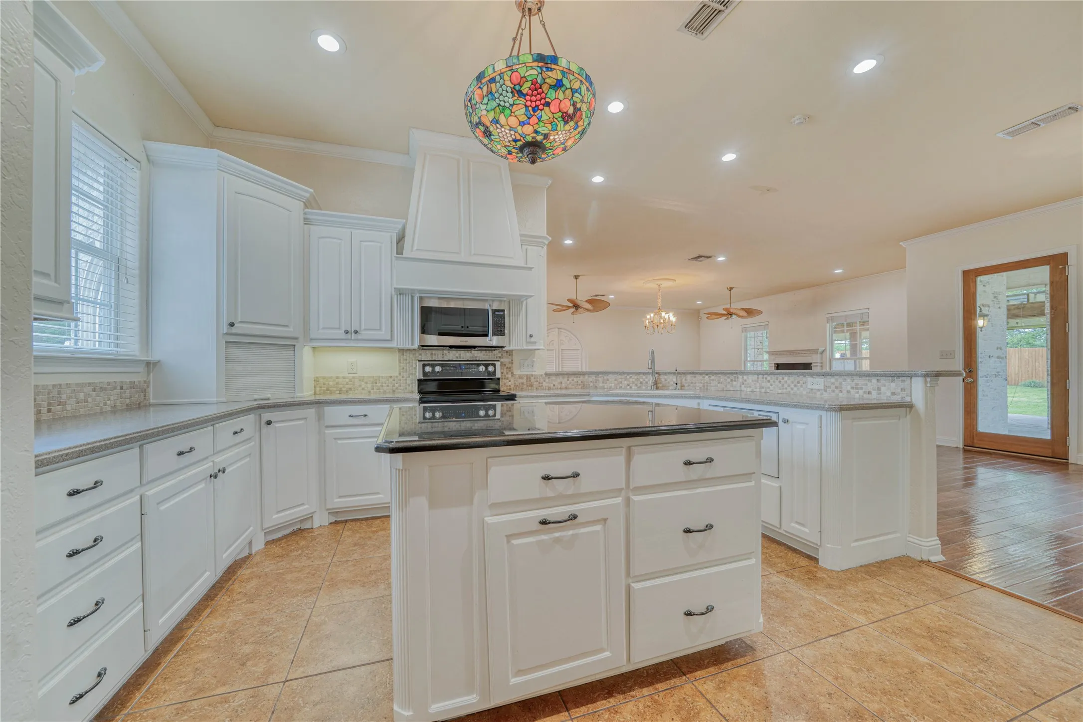 Single Family Residence For Sale in Franklin (TX) County , 15 W Elmwood Corner, Mount Vernon, Texas 75457, 2 Bedroom, 2 Bathroom, 3 Garage spaces, 2,725 Sqft, built in 2007, mls#21251236, Real Estate Agent in Mount Vernon, Homes For Sale in Franklin (TX) county, Homes For Sale in Mount Vernon, Realtor in Mount Vernon Texas, Real Estate Brokerage Independent Realty Texas, Luminita Cordes Realtor