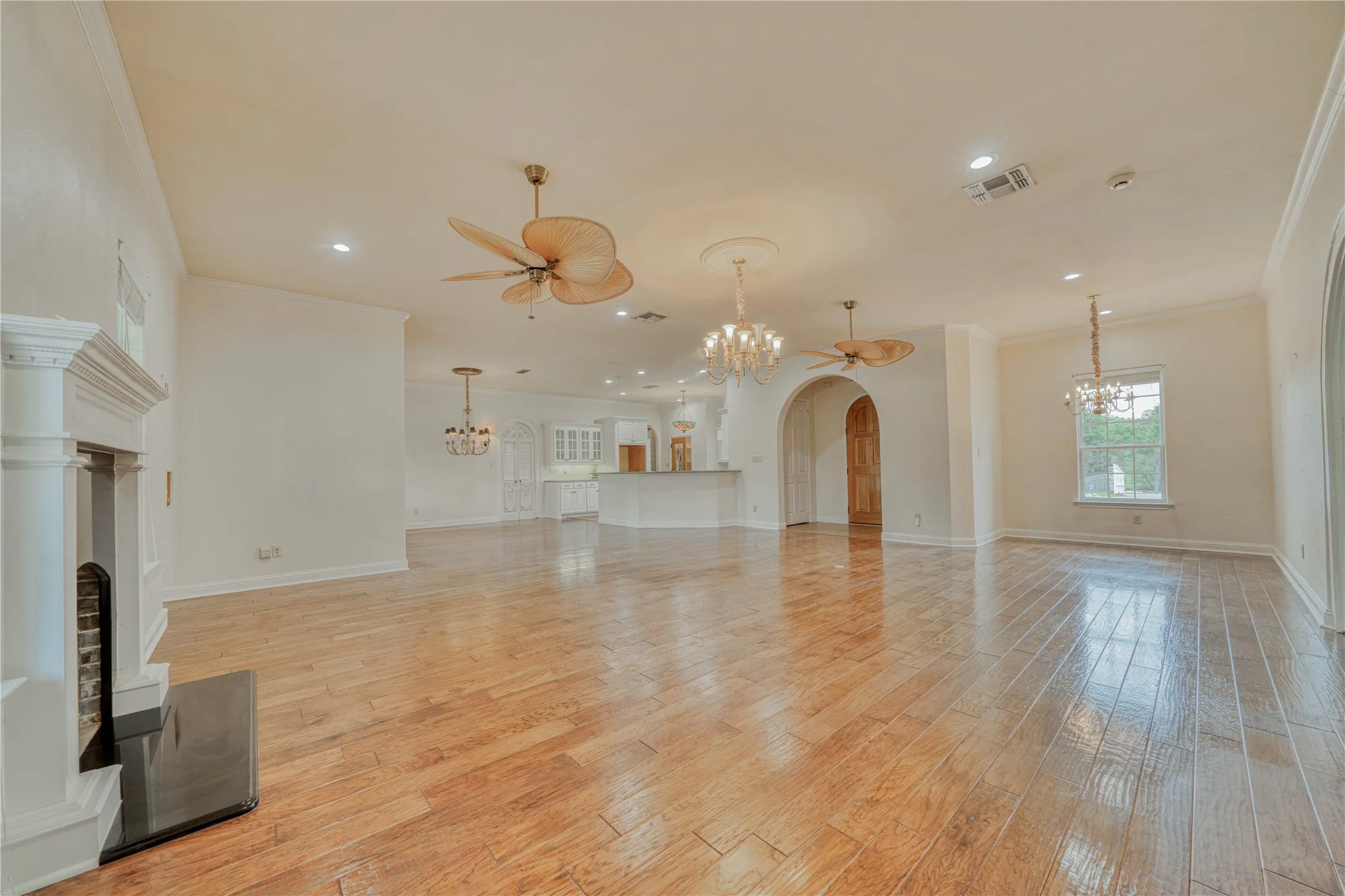 Single Family Residence For Sale in Franklin (TX) County , 15 W Elmwood Corner, Mount Vernon, Texas 75457, 2 Bedroom, 2 Bathroom, 3 Garage spaces, 2,725 Sqft, built in 2007, mls#21251236, Real Estate Agent in Mount Vernon, Homes For Sale in Franklin (TX) county, Homes For Sale in Mount Vernon, Realtor in Mount Vernon Texas, Real Estate Brokerage Independent Realty Texas, Luminita Cordes Realtor