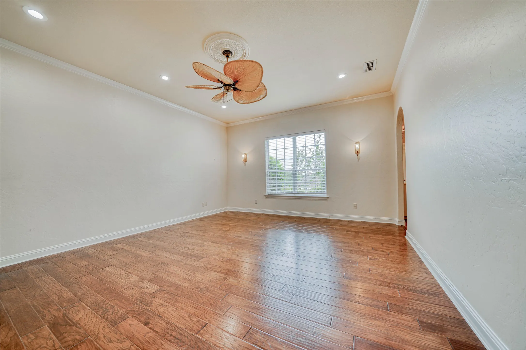 Single Family Residence For Sale in Franklin (TX) County , 15 W Elmwood Corner, Mount Vernon, Texas 75457, 2 Bedroom, 2 Bathroom, 3 Garage spaces, 2,725 Sqft, built in 2007, mls#21251236, Real Estate Agent in Mount Vernon, Homes For Sale in Franklin (TX) county, Homes For Sale in Mount Vernon, Realtor in Mount Vernon Texas, Real Estate Brokerage Independent Realty Texas, Luminita Cordes Realtor