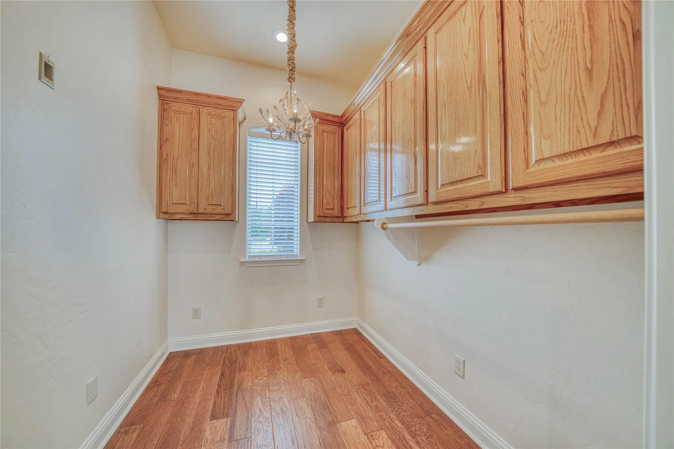 Single Family Residence For Sale in Franklin (TX) County , 15 W Elmwood Corner, Mount Vernon, Texas 75457, 2 Bedroom, 2 Bathroom, 3 Garage spaces, 2,725 Sqft, built in 2007, mls#21251236, Real Estate Agent in Mount Vernon, Homes For Sale in Franklin (TX) county, Homes For Sale in Mount Vernon, Realtor in Mount Vernon Texas, Real Estate Brokerage Independent Realty Texas, Luminita Cordes Realtor