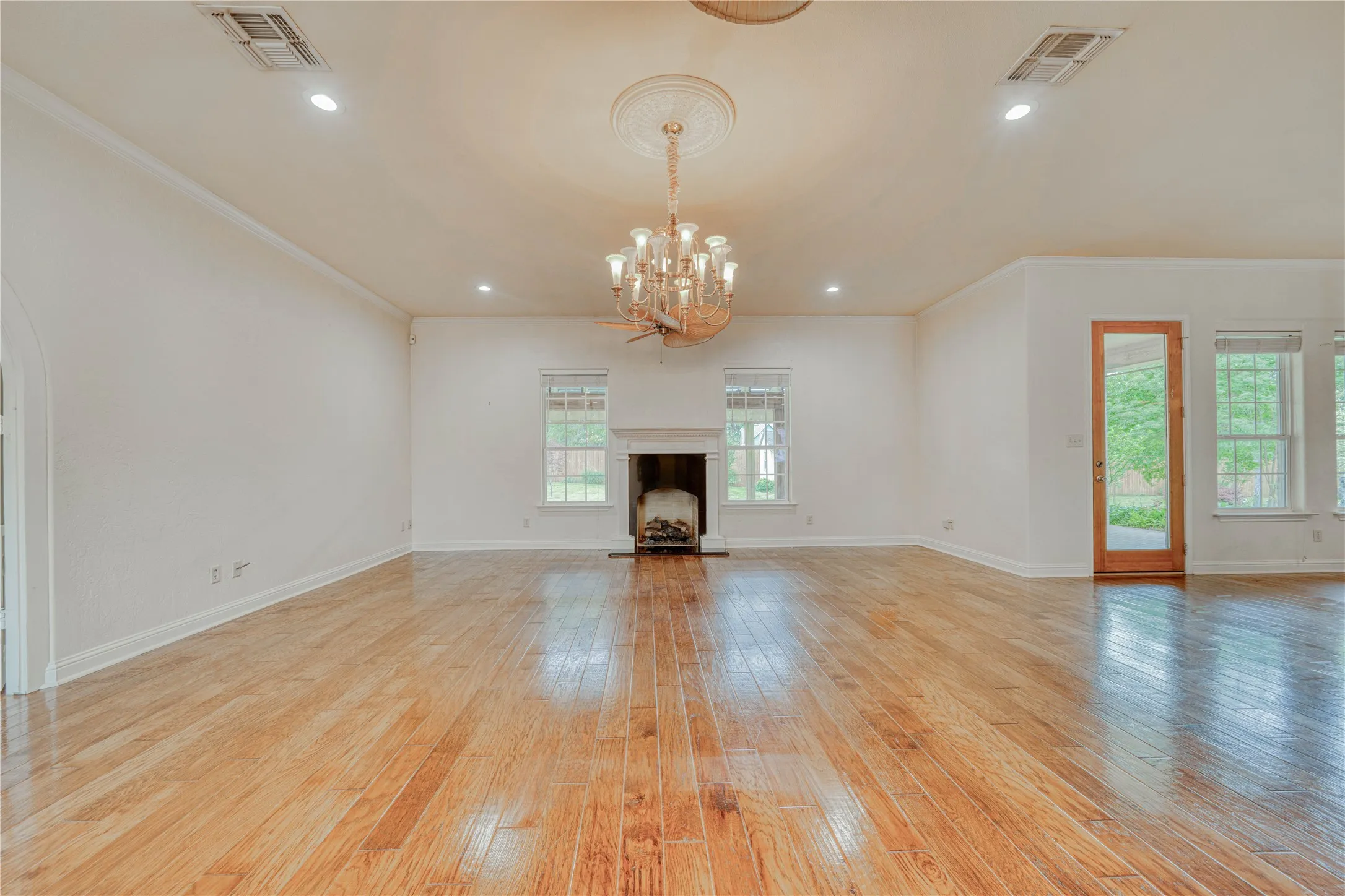 Single Family Residence For Sale in Franklin (TX) County , 15 W Elmwood Corner, Mount Vernon, Texas 75457, 2 Bedroom, 2 Bathroom, 3 Garage spaces, 2,725 Sqft, built in 2007, mls#21251236, Real Estate Agent in Mount Vernon, Homes For Sale in Franklin (TX) county, Homes For Sale in Mount Vernon, Realtor in Mount Vernon Texas, Real Estate Brokerage Independent Realty Texas, Luminita Cordes Realtor