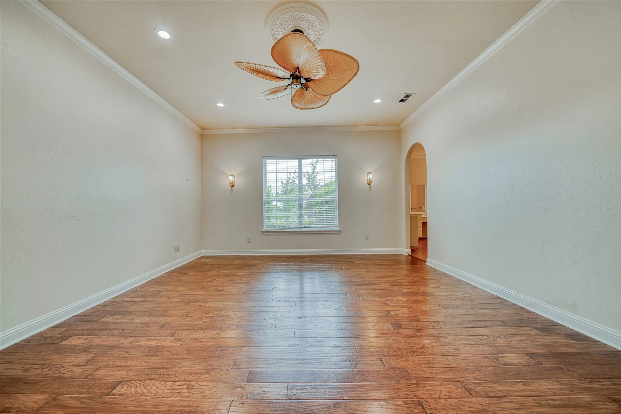 Single Family Residence For Sale in Franklin (TX) County , 15 W Elmwood Corner, Mount Vernon, Texas 75457, 2 Bedroom, 2 Bathroom, 3 Garage spaces, 2,725 Sqft, built in 2007, mls#21251236, Real Estate Agent in Mount Vernon, Homes For Sale in Franklin (TX) county, Homes For Sale in Mount Vernon, Realtor in Mount Vernon Texas, Real Estate Brokerage Independent Realty Texas, Luminita Cordes Realtor