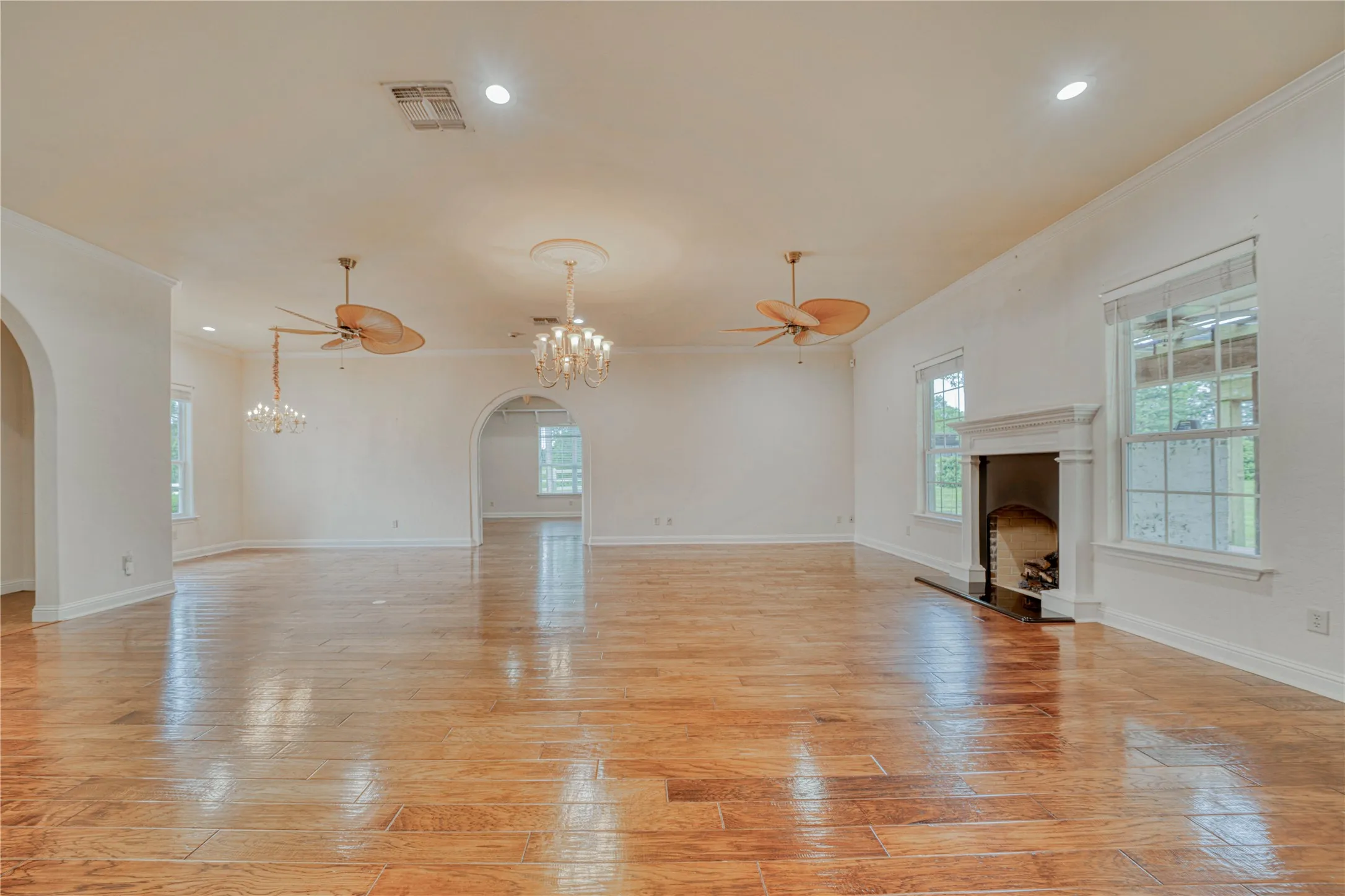 Single Family Residence For Sale in Franklin (TX) County , 15 W Elmwood Corner, Mount Vernon, Texas 75457, 2 Bedroom, 2 Bathroom, 3 Garage spaces, 2,725 Sqft, built in 2007, mls#21251236, Real Estate Agent in Mount Vernon, Homes For Sale in Franklin (TX) county, Homes For Sale in Mount Vernon, Realtor in Mount Vernon Texas, Real Estate Brokerage Independent Realty Texas, Luminita Cordes Realtor