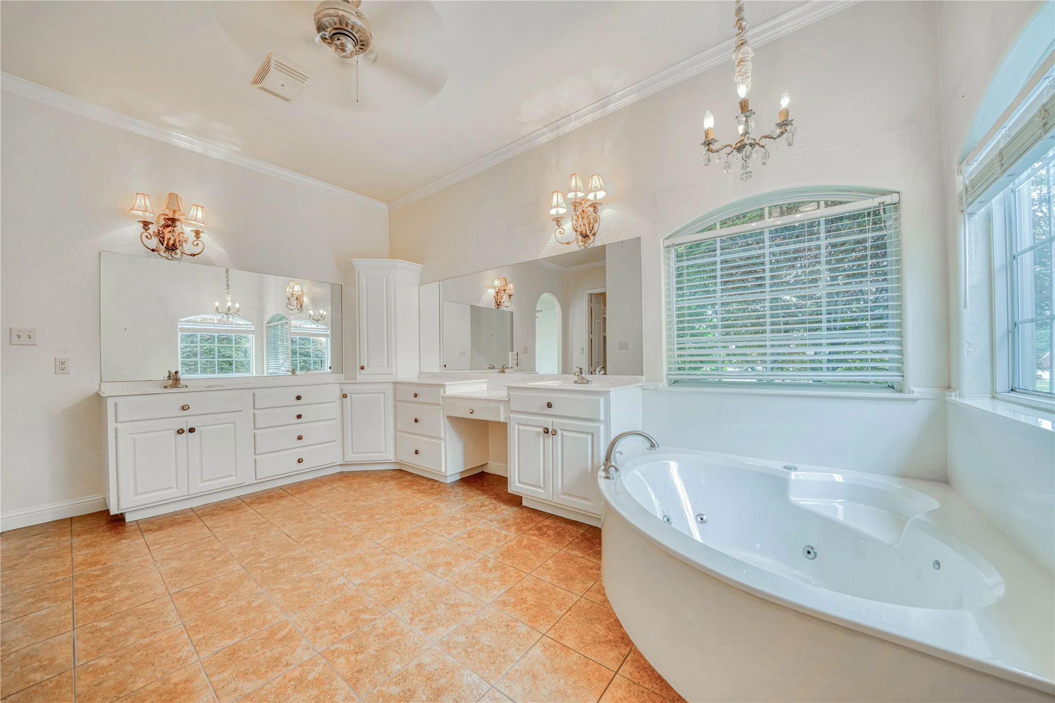 Single Family Residence For Sale in Franklin (TX) County , 15 W Elmwood Corner, Mount Vernon, Texas 75457, 2 Bedroom, 2 Bathroom, 3 Garage spaces, 2,725 Sqft, built in 2007, mls#21251236, Real Estate Agent in Mount Vernon, Homes For Sale in Franklin (TX) county, Homes For Sale in Mount Vernon, Realtor in Mount Vernon Texas, Real Estate Brokerage Independent Realty Texas, Luminita Cordes Realtor