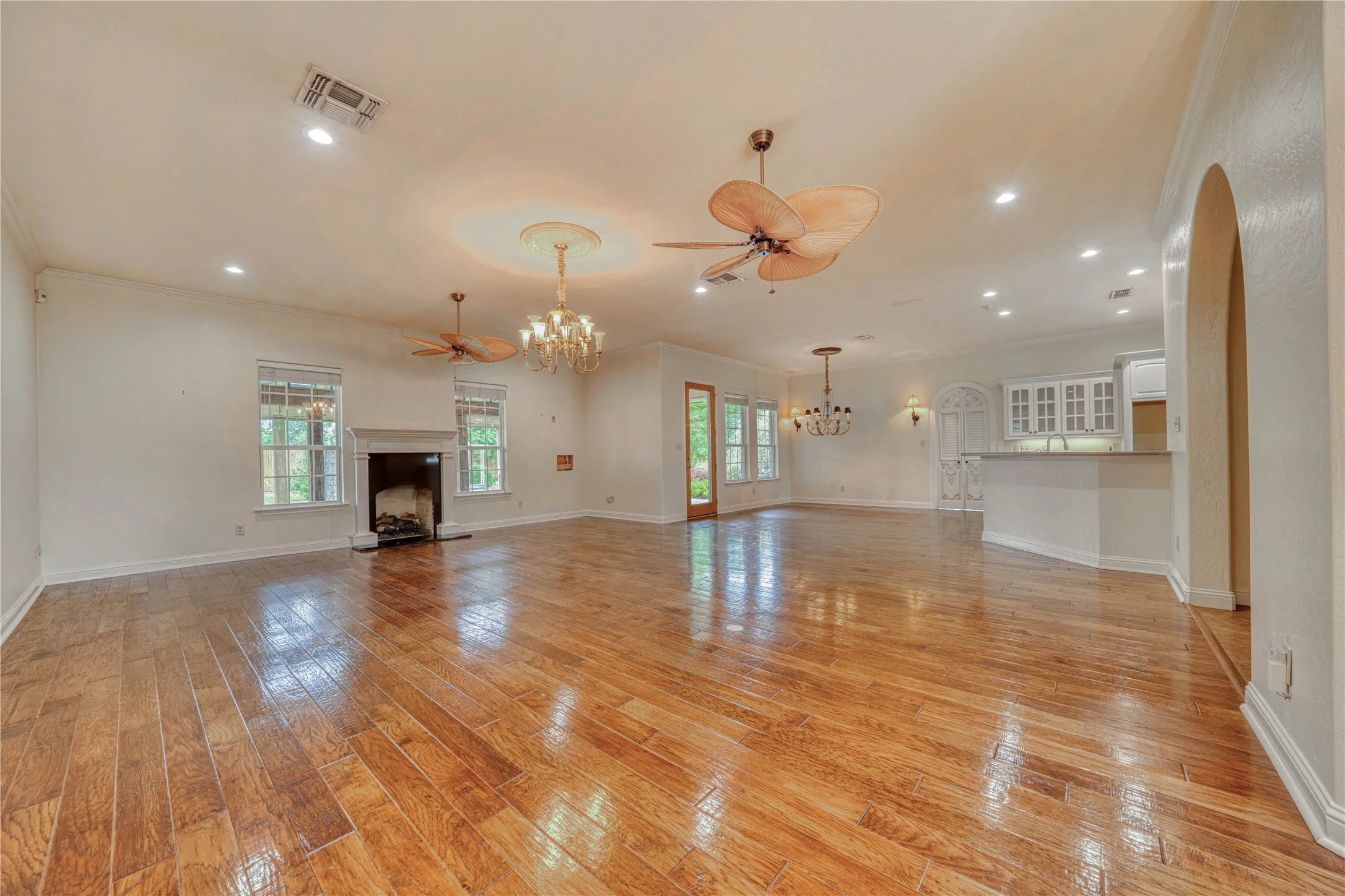 Single Family Residence For Sale in Franklin (TX) County , 15 W Elmwood Corner, Mount Vernon, Texas 75457, 2 Bedroom, 2 Bathroom, 3 Garage spaces, 2,725 Sqft, built in 2007, mls#21251236, Real Estate Agent in Mount Vernon, Homes For Sale in Franklin (TX) county, Homes For Sale in Mount Vernon, Realtor in Mount Vernon Texas, Real Estate Brokerage Independent Realty Texas, Luminita Cordes Realtor