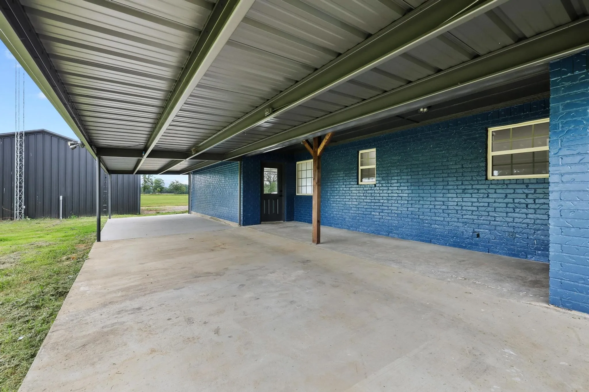 Single Family Residence For Sale in Fannin County , 1250 County Road 2280, Telephone, Texas 75488, 5 Bedroom, 2 Bathroom, Garage spaces, 2,296 Sqft, built in 2011, mls#21257127, Real Estate Agent in Telephone, Homes For Sale in Fannin county, Homes For Sale in Telephone, Realtor in Telephone Texas, Real Estate Brokerage Independent Realty Texas, Luminita Cordes Realtor