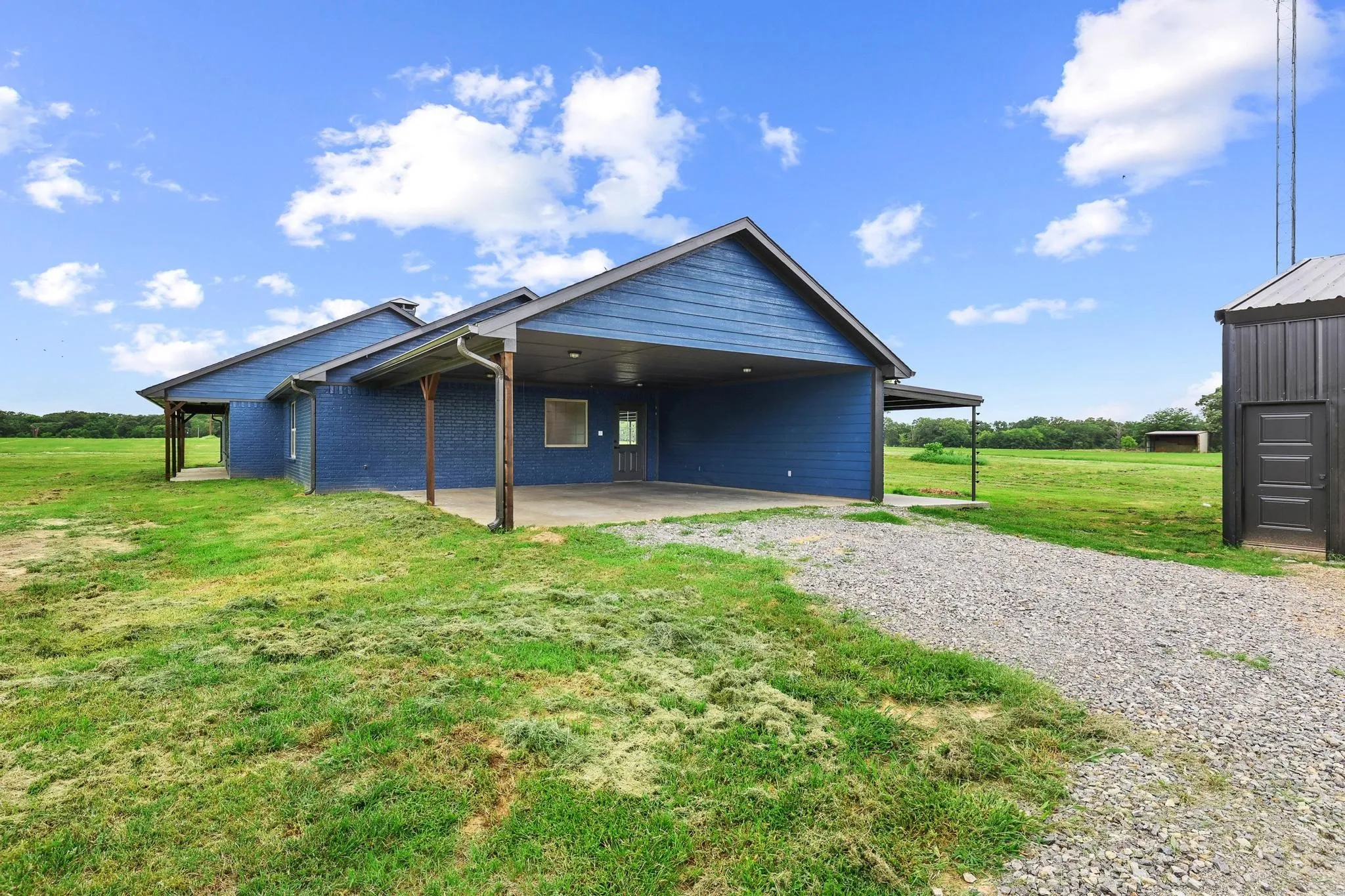 Single Family Residence For Sale in Fannin County , 1250 County Road 2280, Telephone, Texas 75488, 5 Bedroom, 2 Bathroom, Garage spaces, 2,296 Sqft, built in 2011, mls#21257127, Real Estate Agent in Telephone, Homes For Sale in Fannin county, Homes For Sale in Telephone, Realtor in Telephone Texas, Real Estate Brokerage Independent Realty Texas, Luminita Cordes Realtor