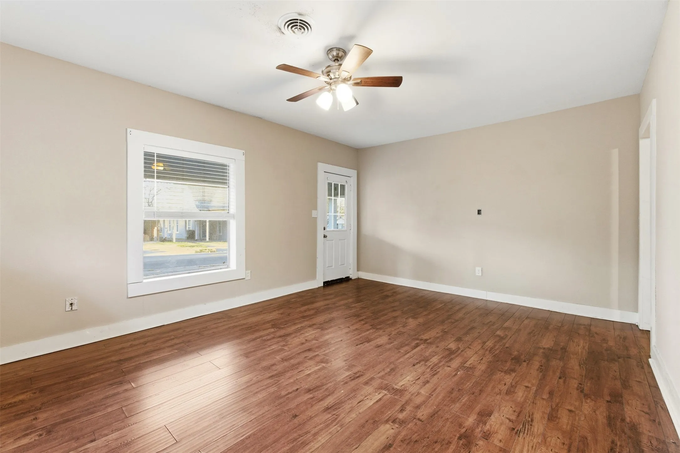 Single Family Residence For Rent in Johnson County , 405 College Street, Cleburne, Texas 76033, 3 Bedroom, 2 Bathroom, Garage spaces, 1,396 Sqft, built in 0, mls#21257376, Real Estate Agent in Cleburne, Homes For Rent in Johnson county, Homes For Rent in Cleburne, Realtor in Cleburne Texas, Real Estate Brokerage Independent Realty Texas, Luminita Cordes Realtor
