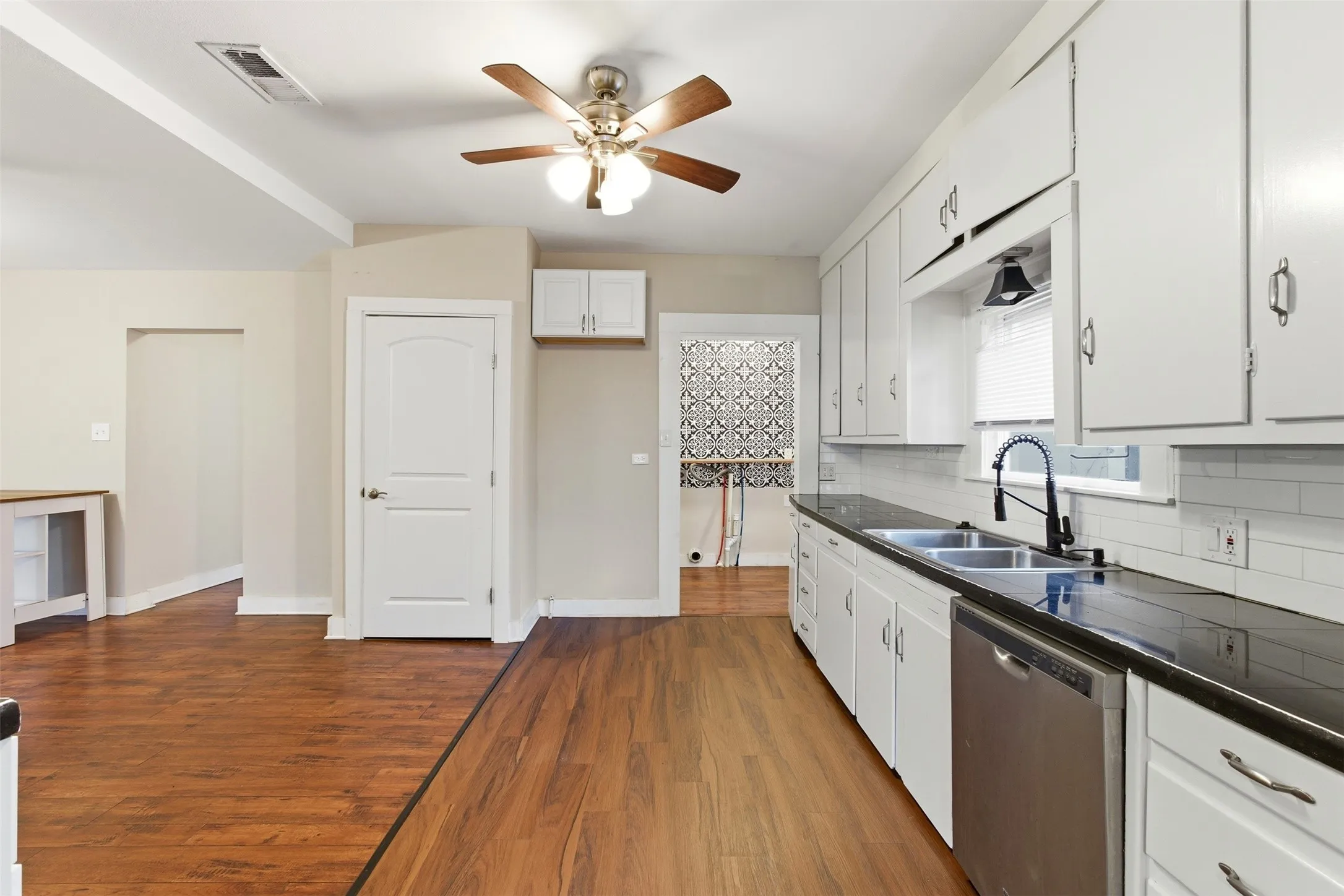 Single Family Residence For Rent in Johnson County , 405 College Street, Cleburne, Texas 76033, 3 Bedroom, 2 Bathroom, Garage spaces, 1,396 Sqft, built in 0, mls#21257376, Real Estate Agent in Cleburne, Homes For Rent in Johnson county, Homes For Rent in Cleburne, Realtor in Cleburne Texas, Real Estate Brokerage Independent Realty Texas, Luminita Cordes Realtor