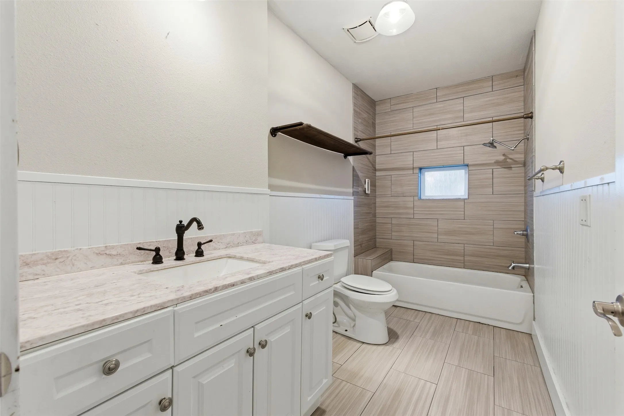 Single Family Residence For Rent in Johnson County , 405 College Street, Cleburne, Texas 76033, 3 Bedroom, 2 Bathroom, Garage spaces, 1,396 Sqft, built in 0, mls#21257376, Real Estate Agent in Cleburne, Homes For Rent in Johnson county, Homes For Rent in Cleburne, Realtor in Cleburne Texas, Real Estate Brokerage Independent Realty Texas, Luminita Cordes Realtor