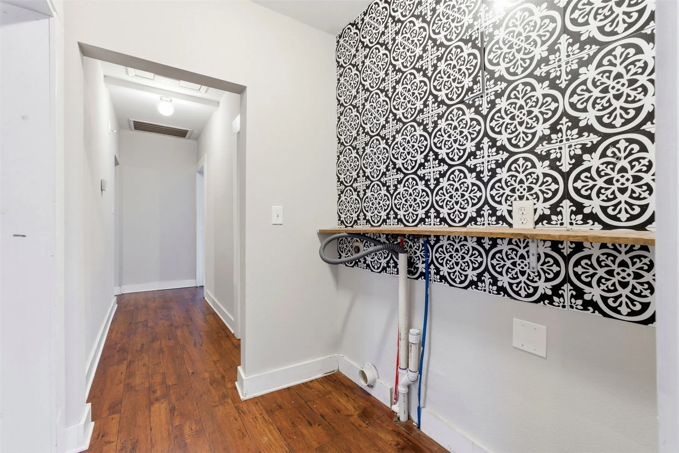 Single Family Residence For Rent in Johnson County , 405 College Street, Cleburne, Texas 76033, 3 Bedroom, 2 Bathroom, Garage spaces, 1,396 Sqft, built in 0, mls#21257376, Real Estate Agent in Cleburne, Homes For Rent in Johnson county, Homes For Rent in Cleburne, Realtor in Cleburne Texas, Real Estate Brokerage Independent Realty Texas, Luminita Cordes Realtor
