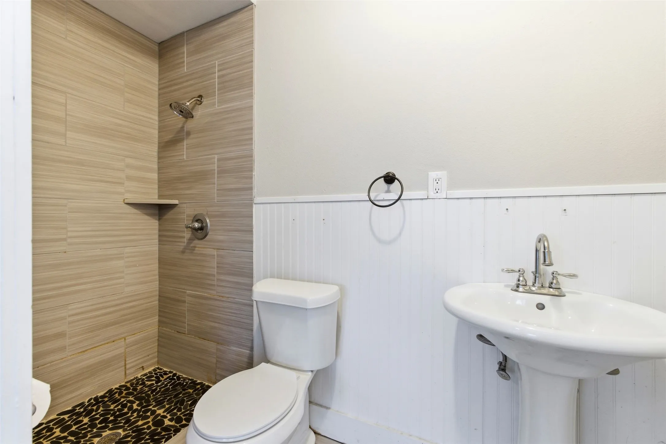 Single Family Residence For Rent in Johnson County , 405 College Street, Cleburne, Texas 76033, 3 Bedroom, 2 Bathroom, Garage spaces, 1,396 Sqft, built in 0, mls#21257376, Real Estate Agent in Cleburne, Homes For Rent in Johnson county, Homes For Rent in Cleburne, Realtor in Cleburne Texas, Real Estate Brokerage Independent Realty Texas, Luminita Cordes Realtor