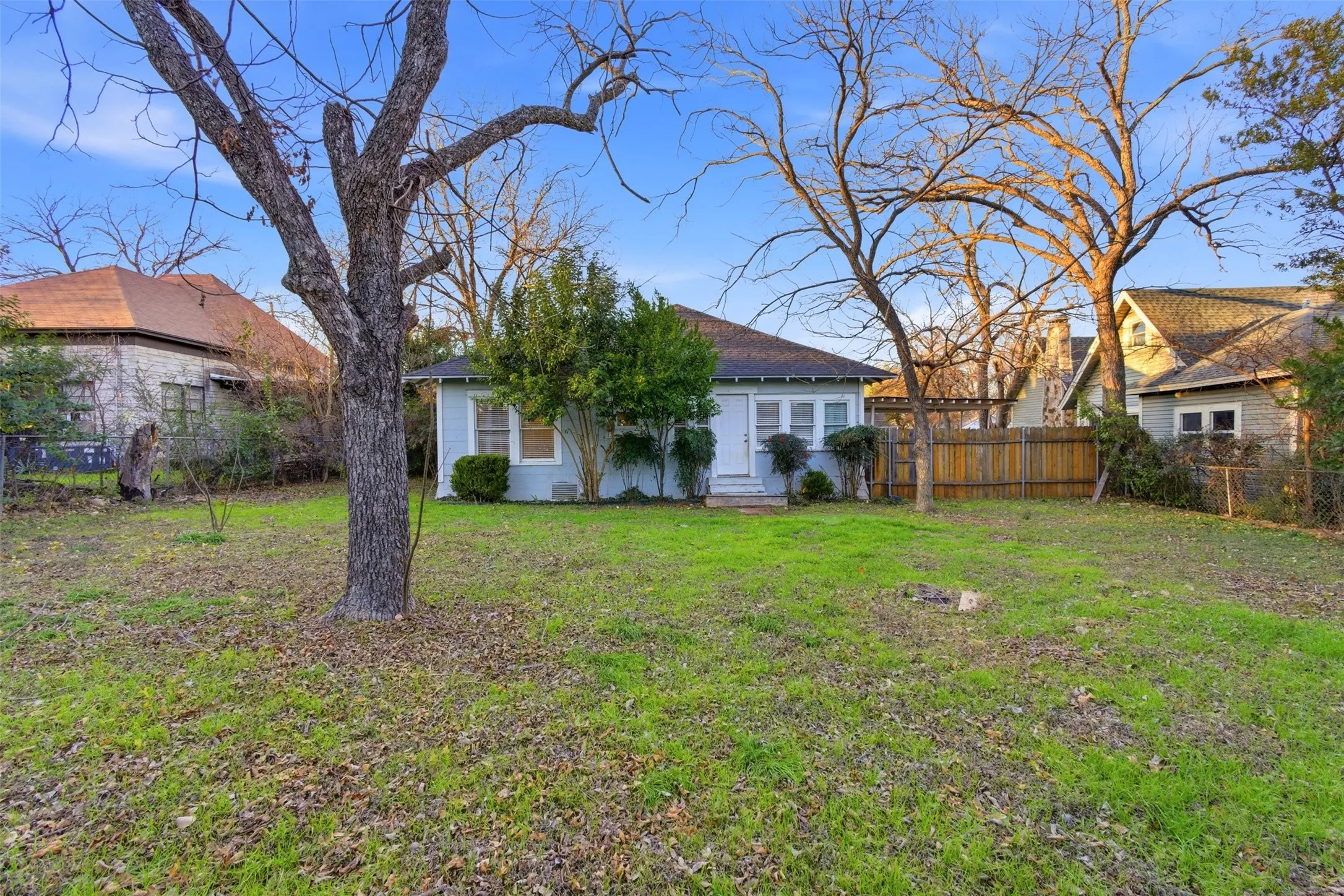 Single Family Residence For Rent in Johnson County , 405 College Street, Cleburne, Texas 76033, 3 Bedroom, 2 Bathroom, Garage spaces, 1,396 Sqft, built in 0, mls#21257376, Real Estate Agent in Cleburne, Homes For Rent in Johnson county, Homes For Rent in Cleburne, Realtor in Cleburne Texas, Real Estate Brokerage Independent Realty Texas, Luminita Cordes Realtor