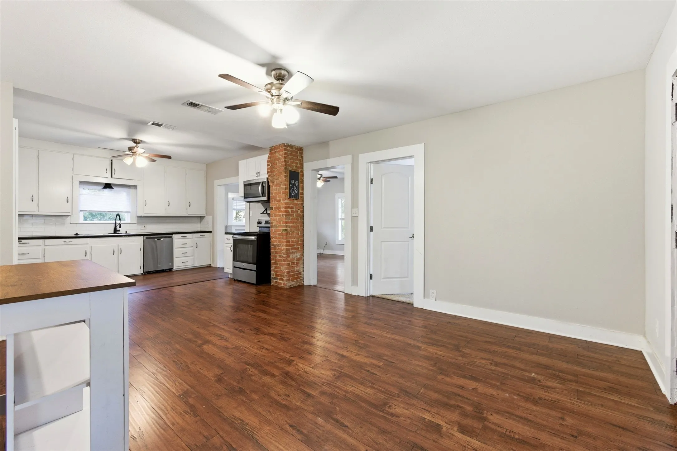 Single Family Residence For Rent in Johnson County , 405 College Street, Cleburne, Texas 76033, 3 Bedroom, 2 Bathroom, Garage spaces, 1,396 Sqft, built in 0, mls#21257376, Real Estate Agent in Cleburne, Homes For Rent in Johnson county, Homes For Rent in Cleburne, Realtor in Cleburne Texas, Real Estate Brokerage Independent Realty Texas, Luminita Cordes Realtor