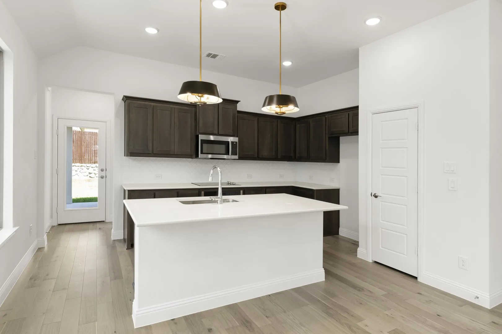 16. 1608 Meadow Crest - Kitchen (2)