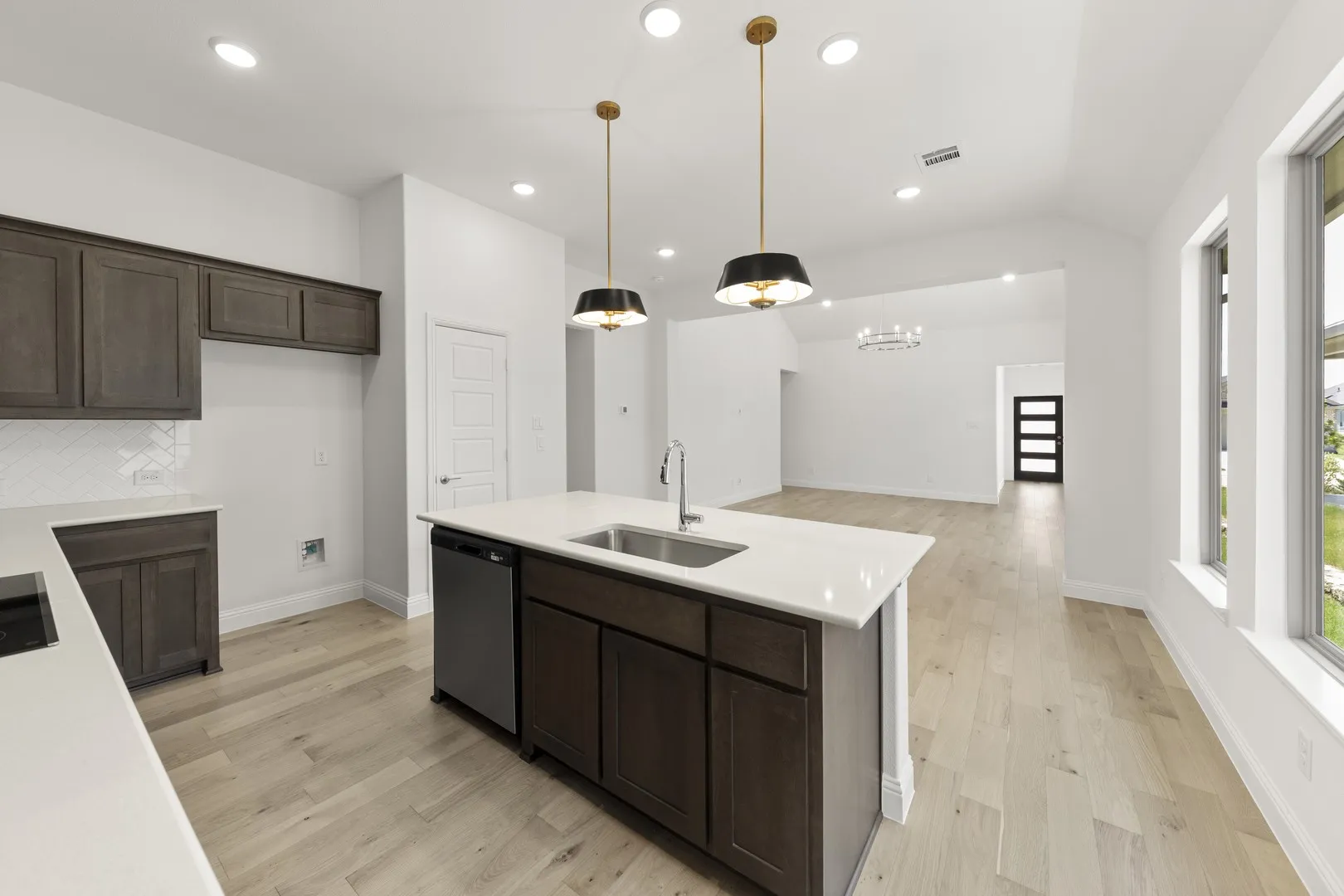 18. 1608 Meadow Crest - Kitchen (4)
