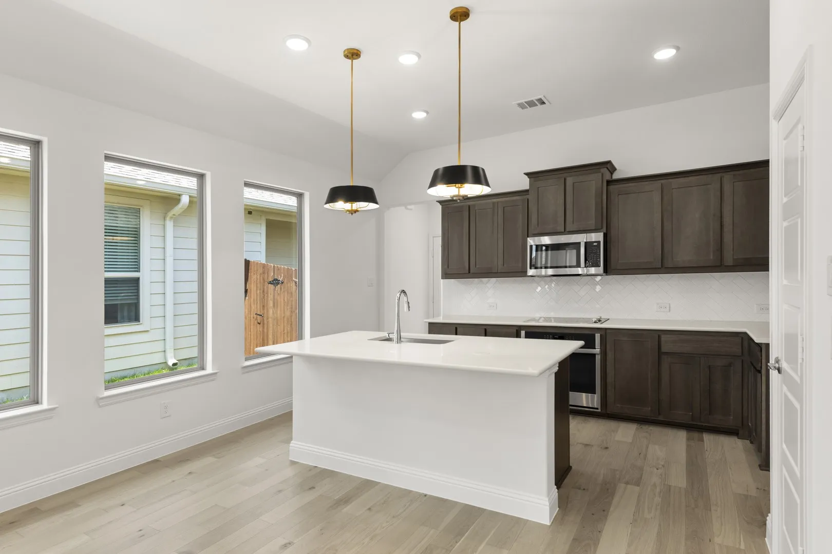 17. 1608 Meadow Crest - Kitchen (3)