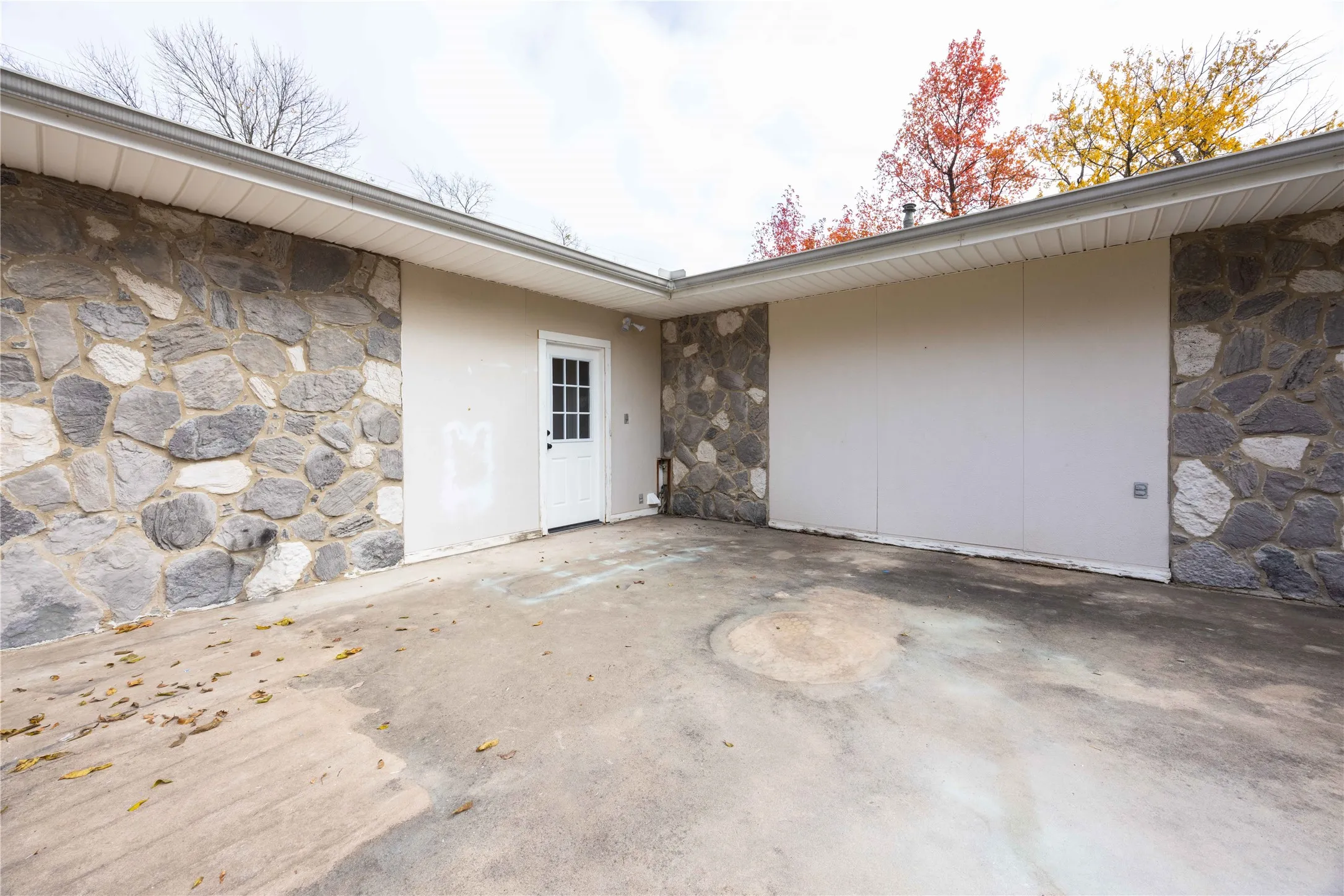 Exterior wall featuring stone veneer and stucco finishes