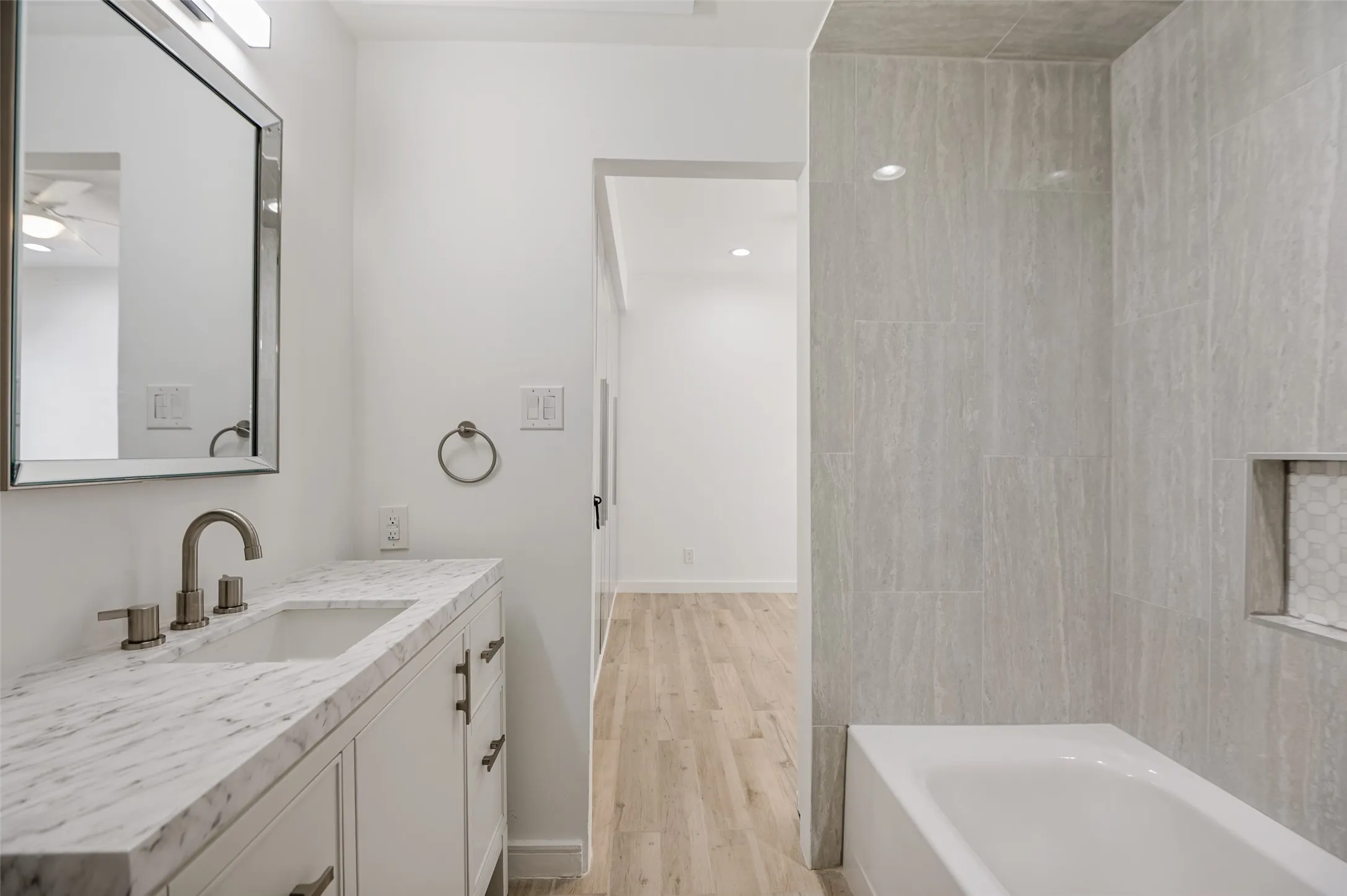 Condominium For Sale in Collin County , 6220 Bentwood Trail 601, Dallas, Texas 75252, 1 Bedroom, 1 Bathroom, 1 Garage spaces, 601 Sqft, built in 1984, mls#21254693, Real Estate Agent in Dallas, Homes For Sale in Collin county, Homes For Sale in Dallas, Realtor in Dallas Texas, Real Estate Brokerage Independent Realty Texas, Luminita Cordes Realtor