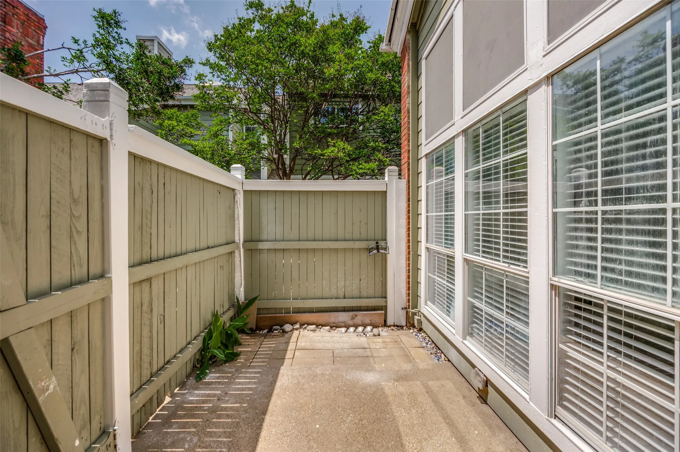 Condominium For Sale in Collin County , 6220 Bentwood Trail 601, Dallas, Texas 75252, 1 Bedroom, 1 Bathroom, 1 Garage spaces, 601 Sqft, built in 1984, mls#21254693, Real Estate Agent in Dallas, Homes For Sale in Collin county, Homes For Sale in Dallas, Realtor in Dallas Texas, Real Estate Brokerage Independent Realty Texas, Luminita Cordes Realtor