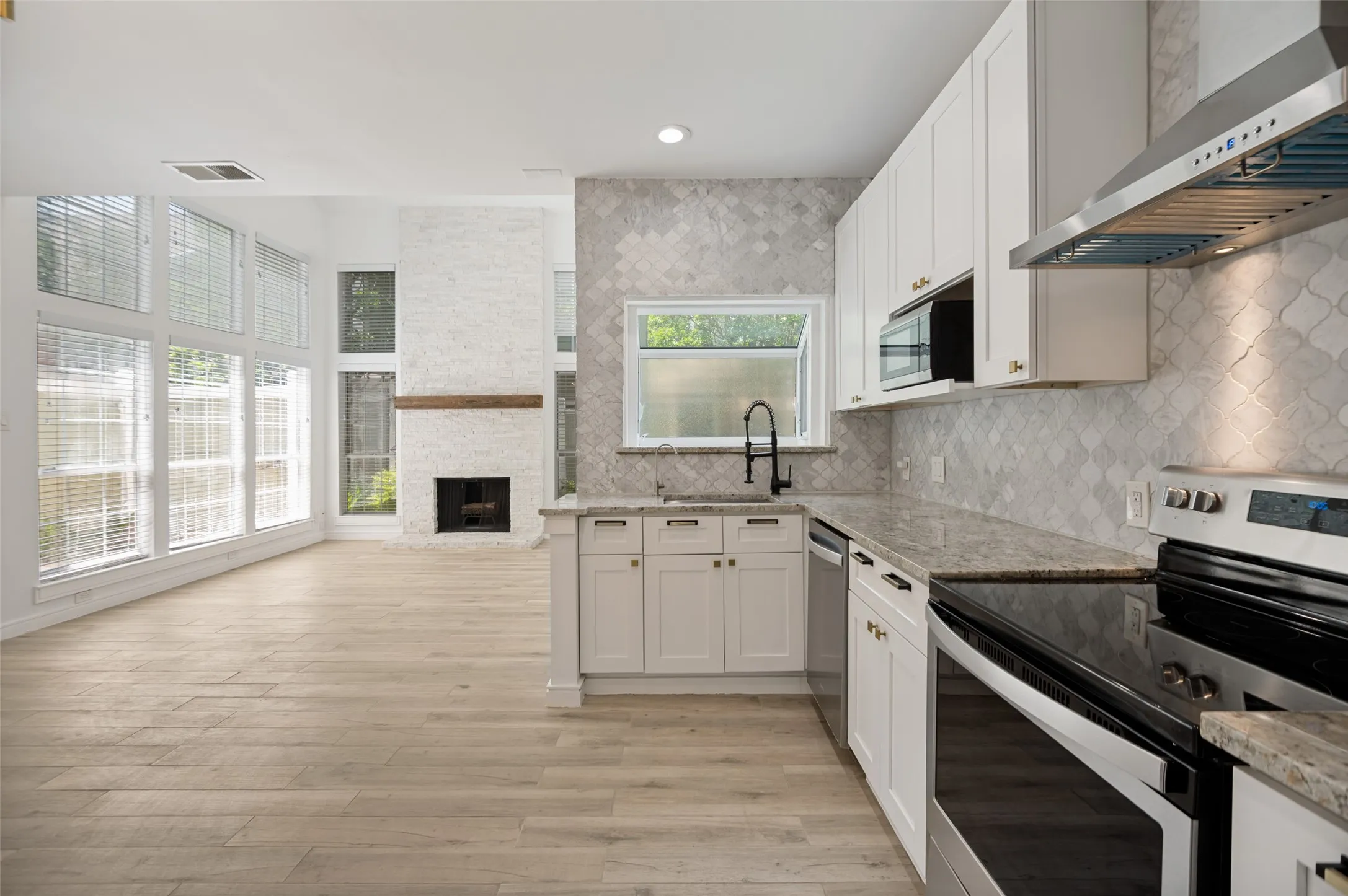 Condominium For Sale in Collin County , 6220 Bentwood Trail 601, Dallas, Texas 75252, 1 Bedroom, 1 Bathroom, 1 Garage spaces, 601 Sqft, built in 1984, mls#21254693, Real Estate Agent in Dallas, Homes For Sale in Collin county, Homes For Sale in Dallas, Realtor in Dallas Texas, Real Estate Brokerage Independent Realty Texas, Luminita Cordes Realtor
