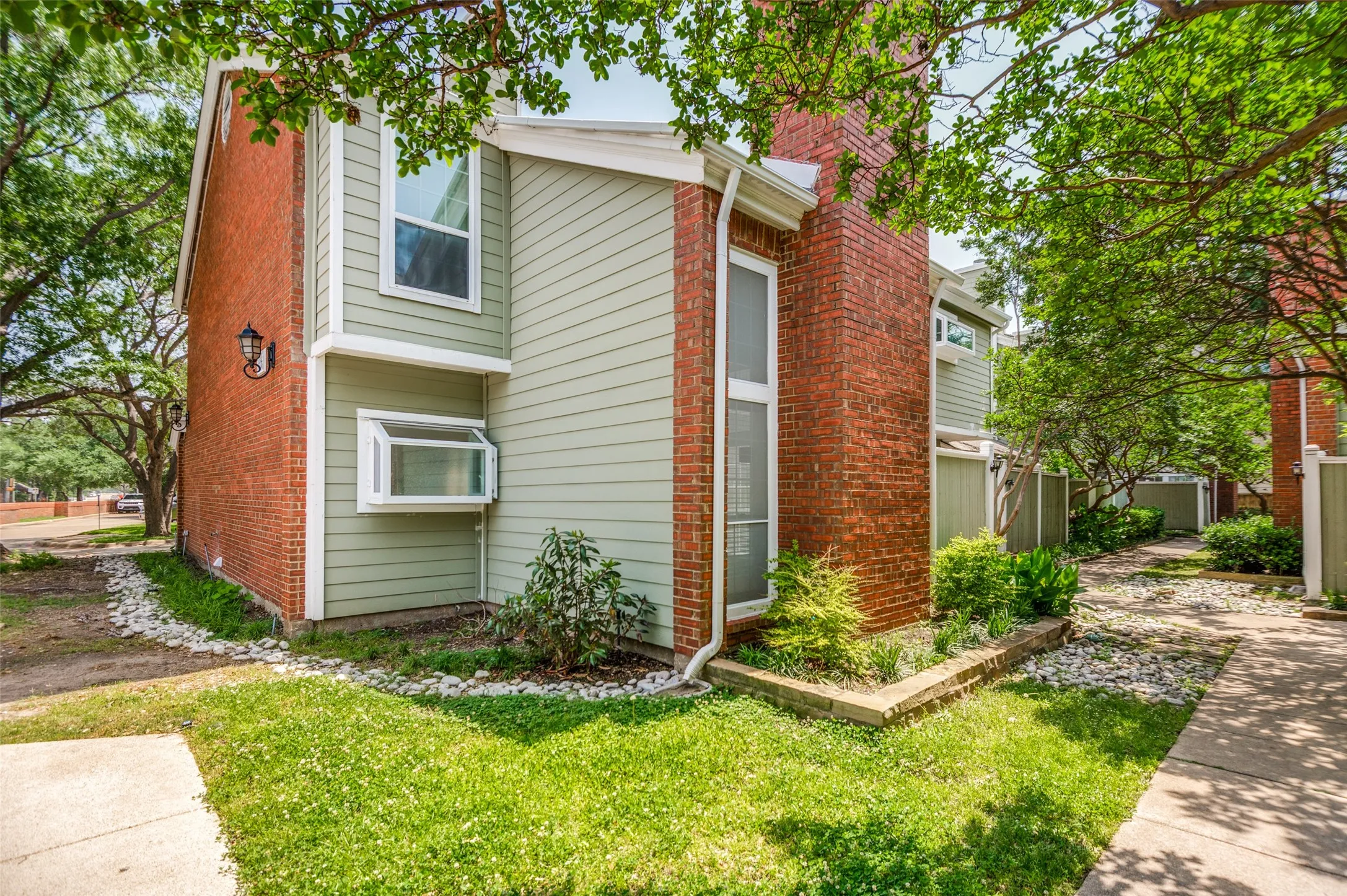 Condominium For Sale in Collin County , 6220 Bentwood Trail 601, Dallas, Texas 75252, 1 Bedroom, 1 Bathroom, 1 Garage spaces, 601 Sqft, built in 1984, mls#21254693, Real Estate Agent in Dallas, Homes For Sale in Collin county, Homes For Sale in Dallas, Realtor in Dallas Texas, Real Estate Brokerage Independent Realty Texas, Luminita Cordes Realtor