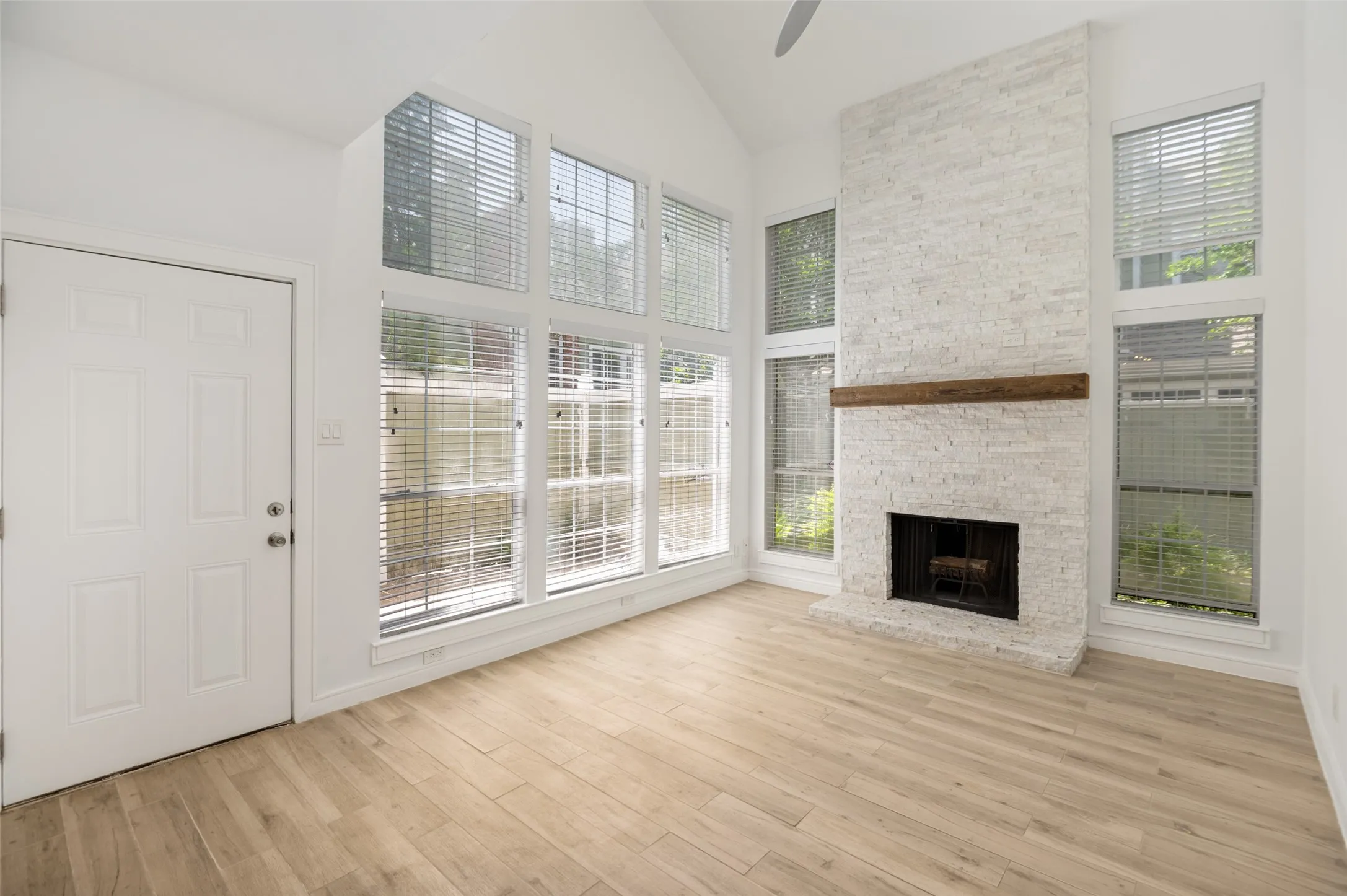 Condominium For Sale in Collin County , 6220 Bentwood Trail 601, Dallas, Texas 75252, 1 Bedroom, 1 Bathroom, 1 Garage spaces, 601 Sqft, built in 1984, mls#21254693, Real Estate Agent in Dallas, Homes For Sale in Collin county, Homes For Sale in Dallas, Realtor in Dallas Texas, Real Estate Brokerage Independent Realty Texas, Luminita Cordes Realtor