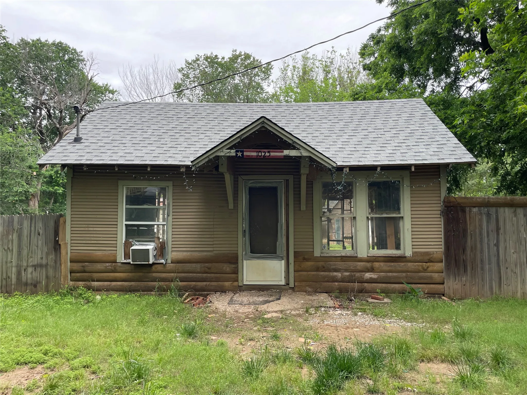 Single Family Residence For Sale in Grayson County , 1025 Baker Street, Denison, Texas 75020, 0, 0, Garage spaces, 900 Sqft, built in 1930, Price $105,000, mls#21257449, Real Estate Agent in Denison, Homes For Sale in Grayson county, Homes For Sale in Denison, Realtor in Denison Texas, Real Estate Brokerage Independent Realty Texas, Luminita Cordes Realtor