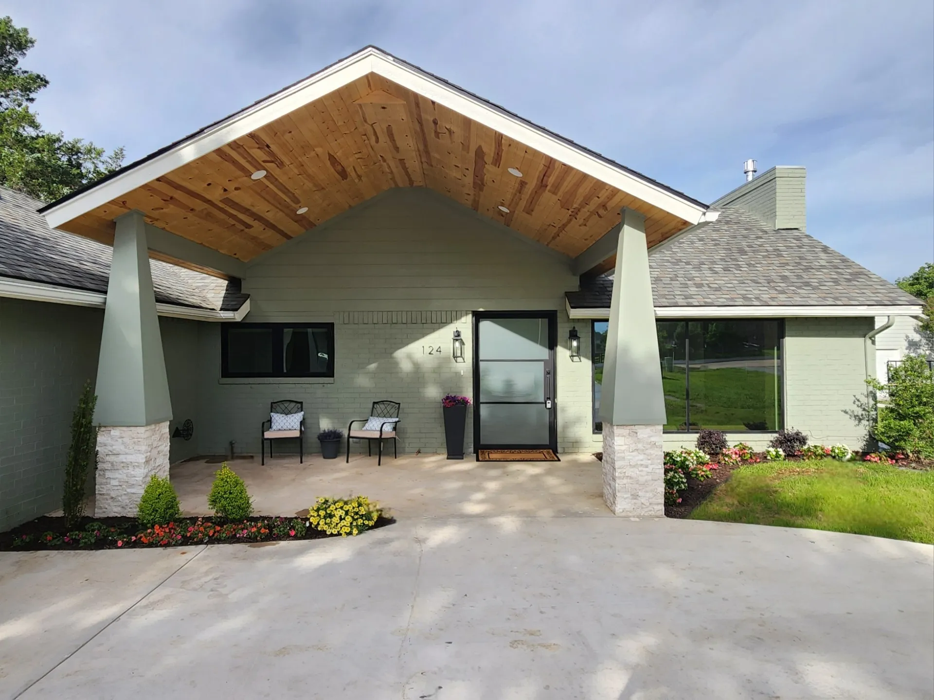 Single Family Residence For Sale in Cooke County , 124 SEQUOYA Drive E, Lake Kiowa, Texas 76240, 3 Bedroom, 2 Bathroom, 1 Garage spaces, 1,998 Sqft, built in 1980, Preowned, mls#21254872, Real Estate Agent in Lake Kiowa, Homes For Sale in Cooke county, Homes For Sale in Lake Kiowa, Realtor in Lake Kiowa Texas, Real Estate Brokerage Independent Realty Texas, Luminita Cordes Realtor