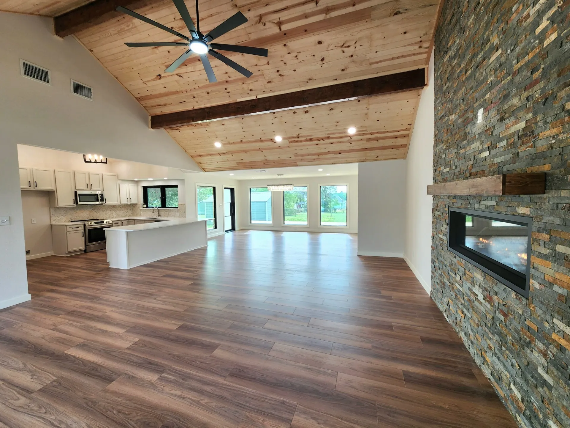 Single Family Residence For Sale in Cooke County , 124 SEQUOYA Drive E, Lake Kiowa, Texas 76240, 3 Bedroom, 2 Bathroom, 1 Garage spaces, 1,998 Sqft, built in 1980, Preowned, mls#21254872, Real Estate Agent in Lake Kiowa, Homes For Sale in Cooke county, Homes For Sale in Lake Kiowa, Realtor in Lake Kiowa Texas, Real Estate Brokerage Independent Realty Texas, Luminita Cordes Realtor