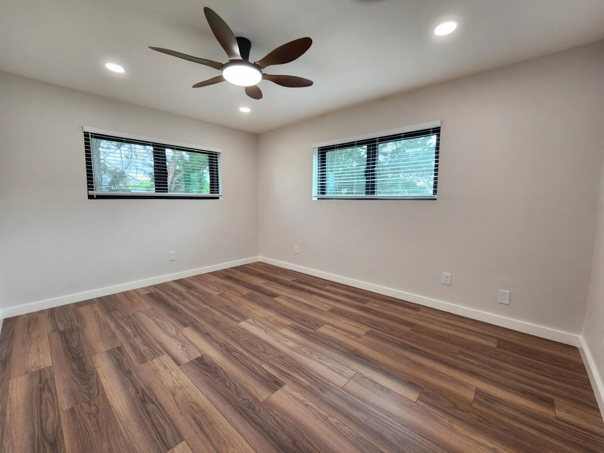 Single Family Residence For Sale in Cooke County , 124 SEQUOYA Drive E, Lake Kiowa, Texas 76240, 3 Bedroom, 2 Bathroom, 1 Garage spaces, 1,998 Sqft, built in 1980, Preowned, mls#21254872, Real Estate Agent in Lake Kiowa, Homes For Sale in Cooke county, Homes For Sale in Lake Kiowa, Realtor in Lake Kiowa Texas, Real Estate Brokerage Independent Realty Texas, Luminita Cordes Realtor