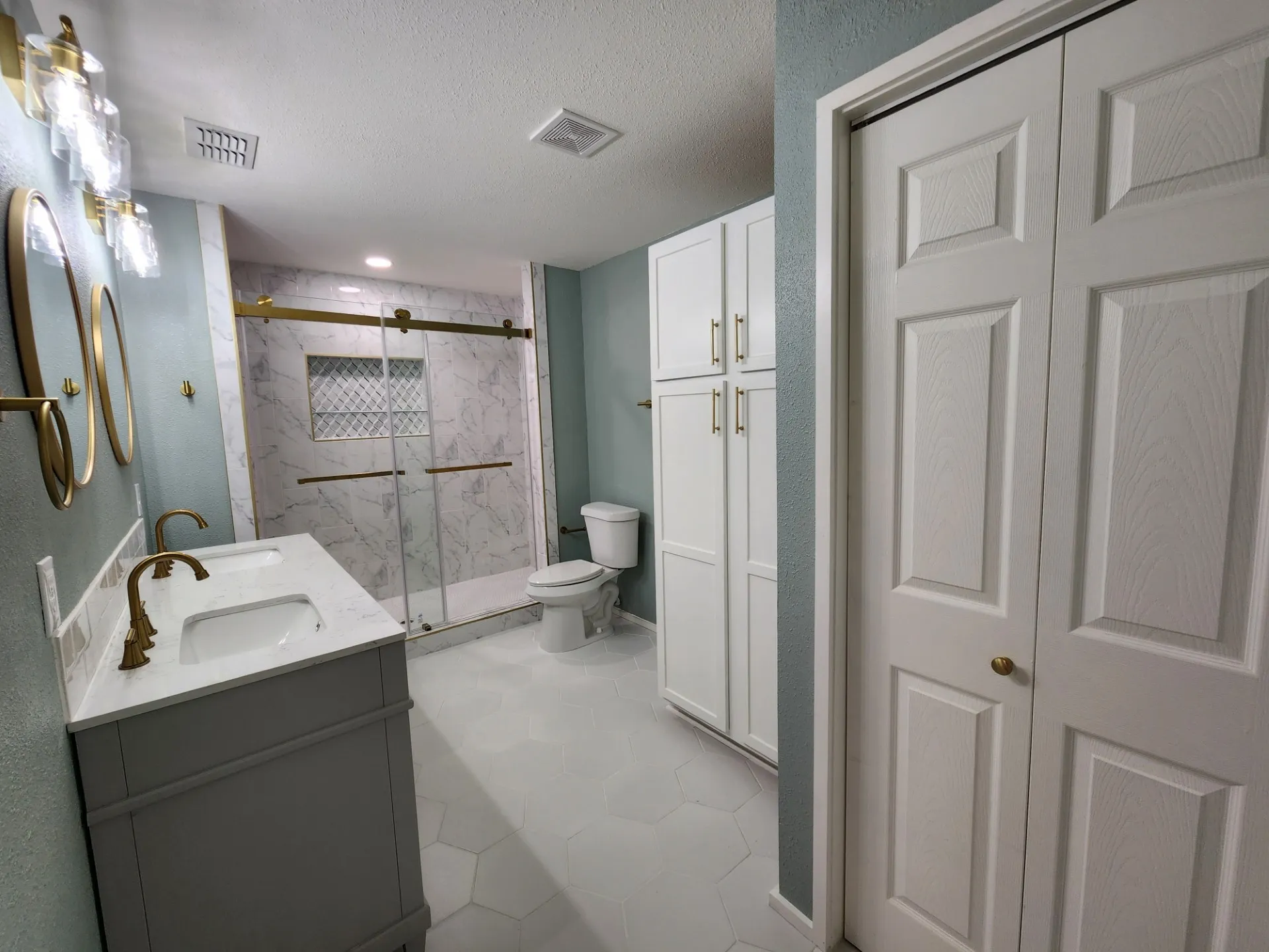 Single Family Residence For Sale in Cooke County , 124 SEQUOYA Drive E, Lake Kiowa, Texas 76240, 3 Bedroom, 2 Bathroom, 1 Garage spaces, 1,998 Sqft, built in 1980, Preowned, mls#21254872, Real Estate Agent in Lake Kiowa, Homes For Sale in Cooke county, Homes For Sale in Lake Kiowa, Realtor in Lake Kiowa Texas, Real Estate Brokerage Independent Realty Texas, Luminita Cordes Realtor