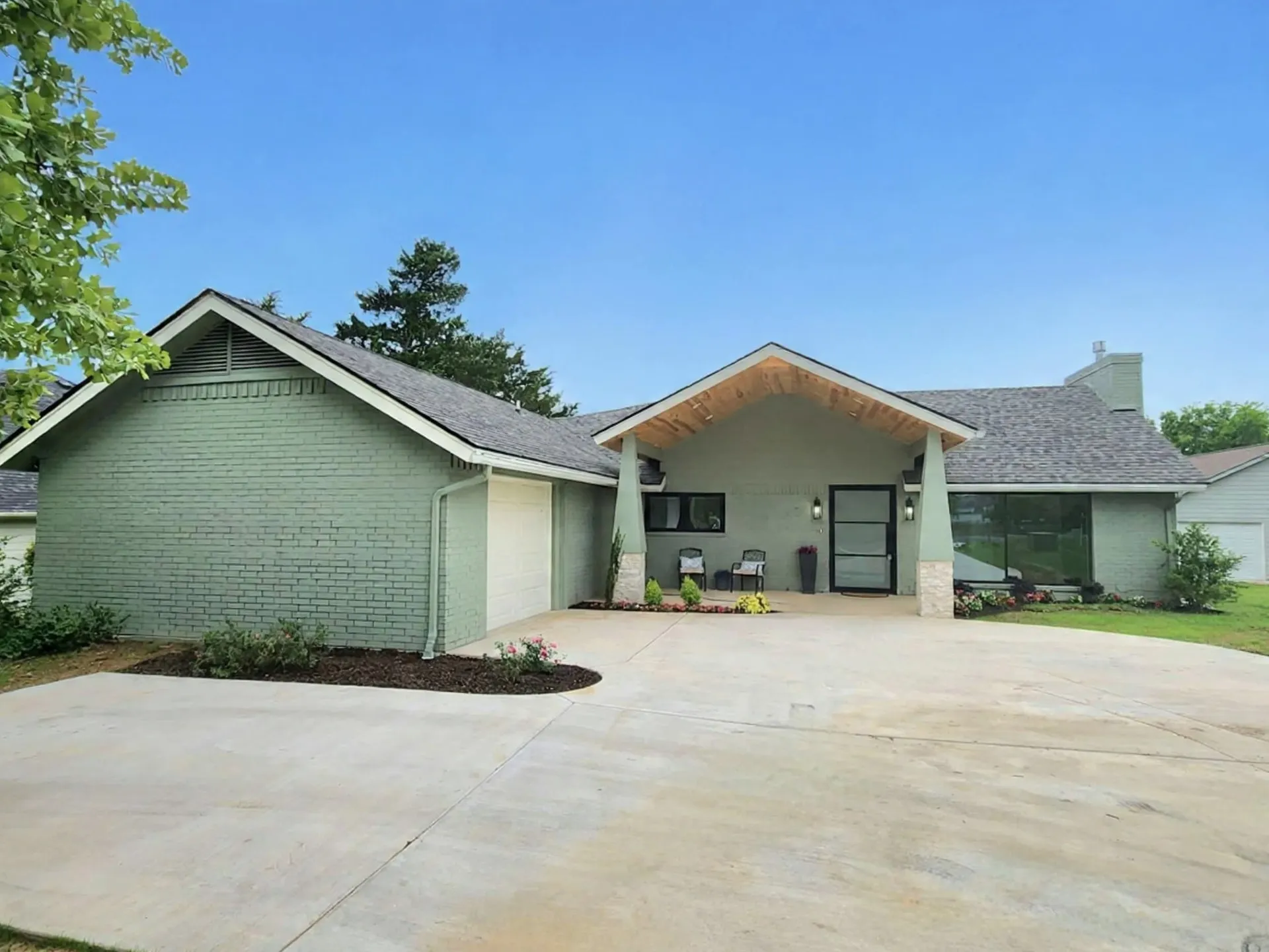 Single Family Residence For Sale in Cooke County , 124 SEQUOYA Drive E, Lake Kiowa, Texas 76240, 3 Bedroom, 2 Bathroom, 1 Garage spaces, 1,998 Sqft, built in 1980, Preowned, mls#21254872, Real Estate Agent in Lake Kiowa, Homes For Sale in Cooke county, Homes For Sale in Lake Kiowa, Realtor in Lake Kiowa Texas, Real Estate Brokerage Independent Realty Texas, Luminita Cordes Realtor