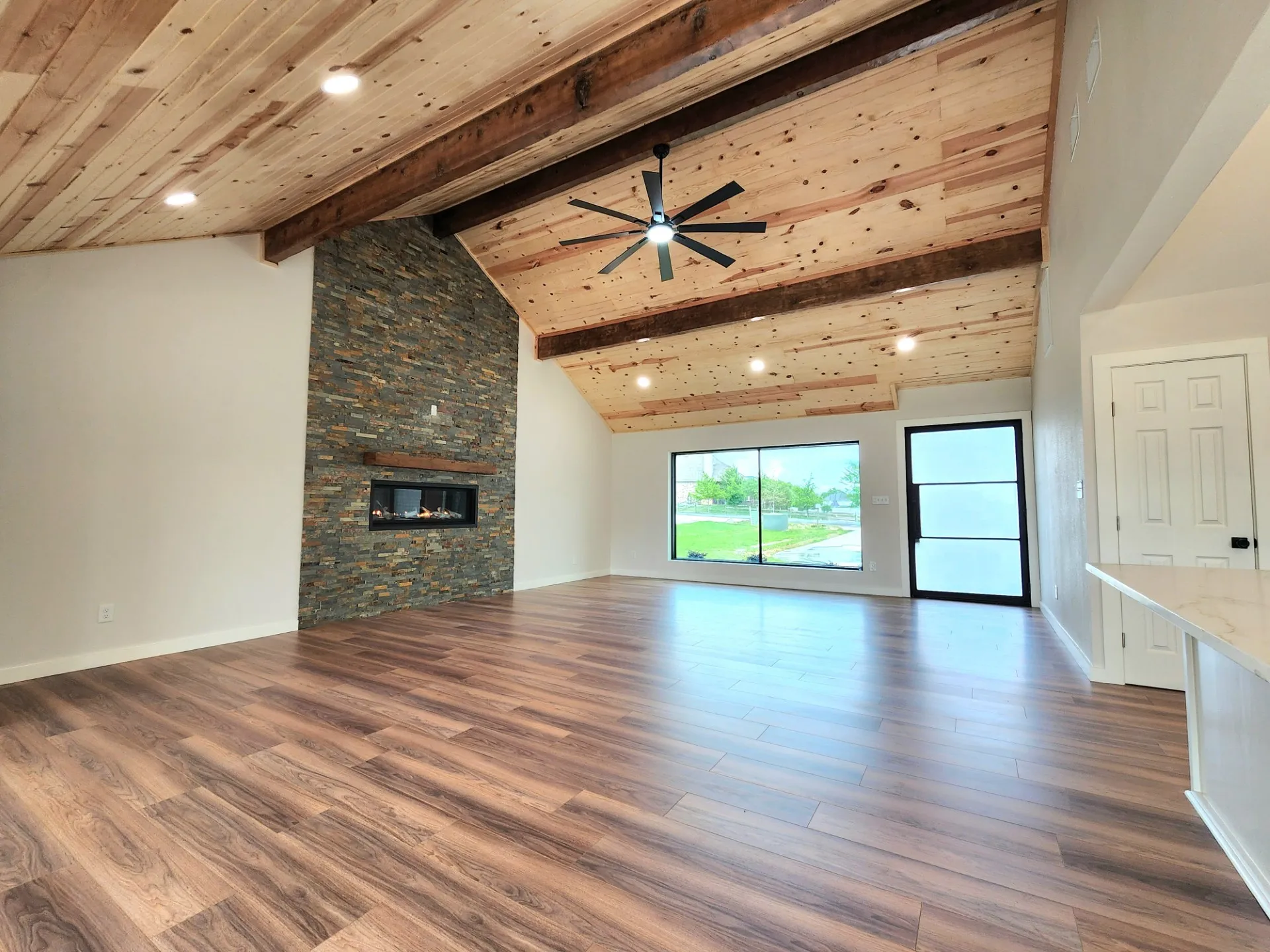 Single Family Residence For Sale in Cooke County , 124 SEQUOYA Drive E, Lake Kiowa, Texas 76240, 3 Bedroom, 2 Bathroom, 1 Garage spaces, 1,998 Sqft, built in 1980, Preowned, mls#21254872, Real Estate Agent in Lake Kiowa, Homes For Sale in Cooke county, Homes For Sale in Lake Kiowa, Realtor in Lake Kiowa Texas, Real Estate Brokerage Independent Realty Texas, Luminita Cordes Realtor