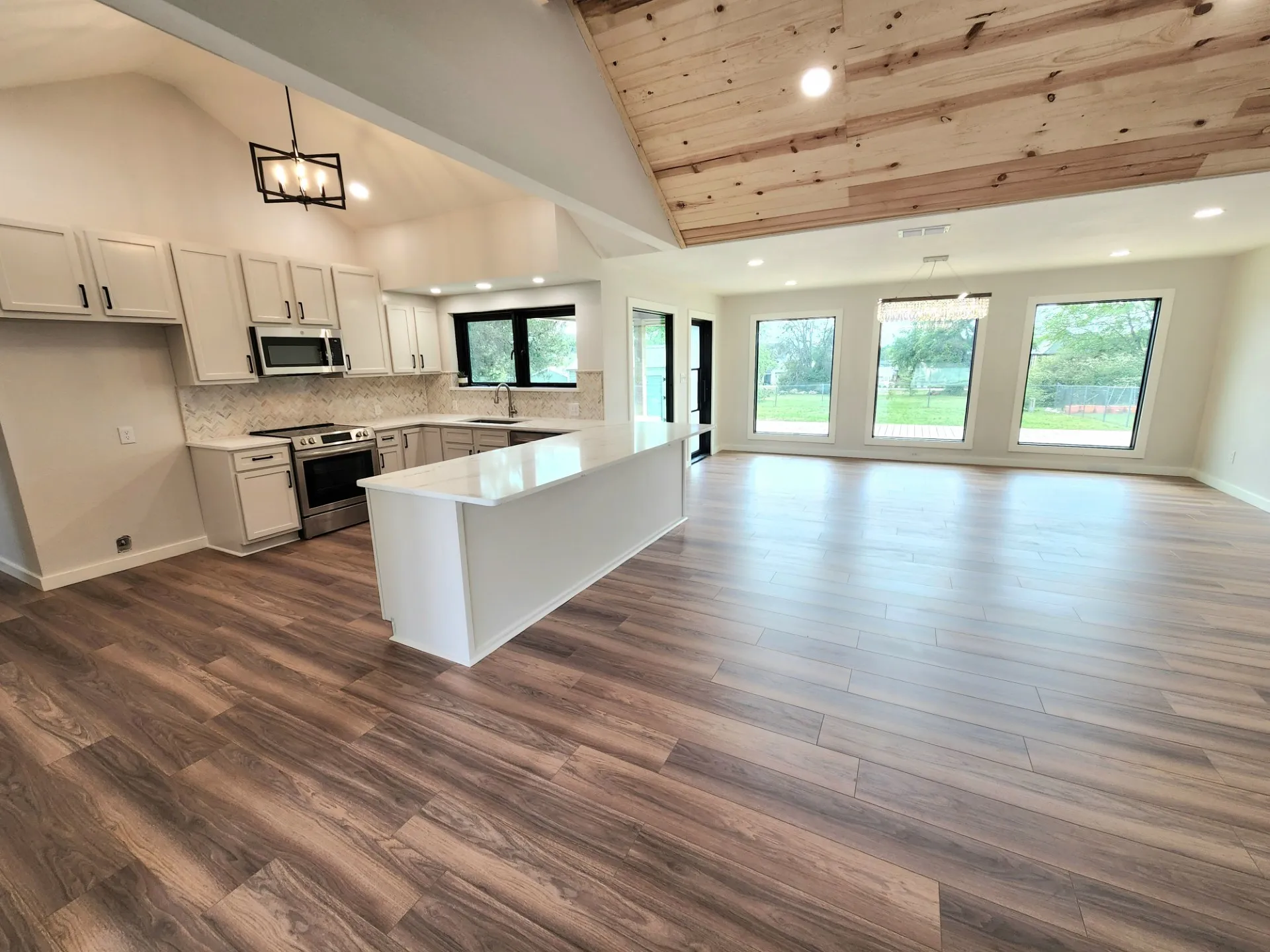 Single Family Residence For Sale in Cooke County , 124 SEQUOYA Drive E, Lake Kiowa, Texas 76240, 3 Bedroom, 2 Bathroom, 1 Garage spaces, 1,998 Sqft, built in 1980, Preowned, mls#21254872, Real Estate Agent in Lake Kiowa, Homes For Sale in Cooke county, Homes For Sale in Lake Kiowa, Realtor in Lake Kiowa Texas, Real Estate Brokerage Independent Realty Texas, Luminita Cordes Realtor