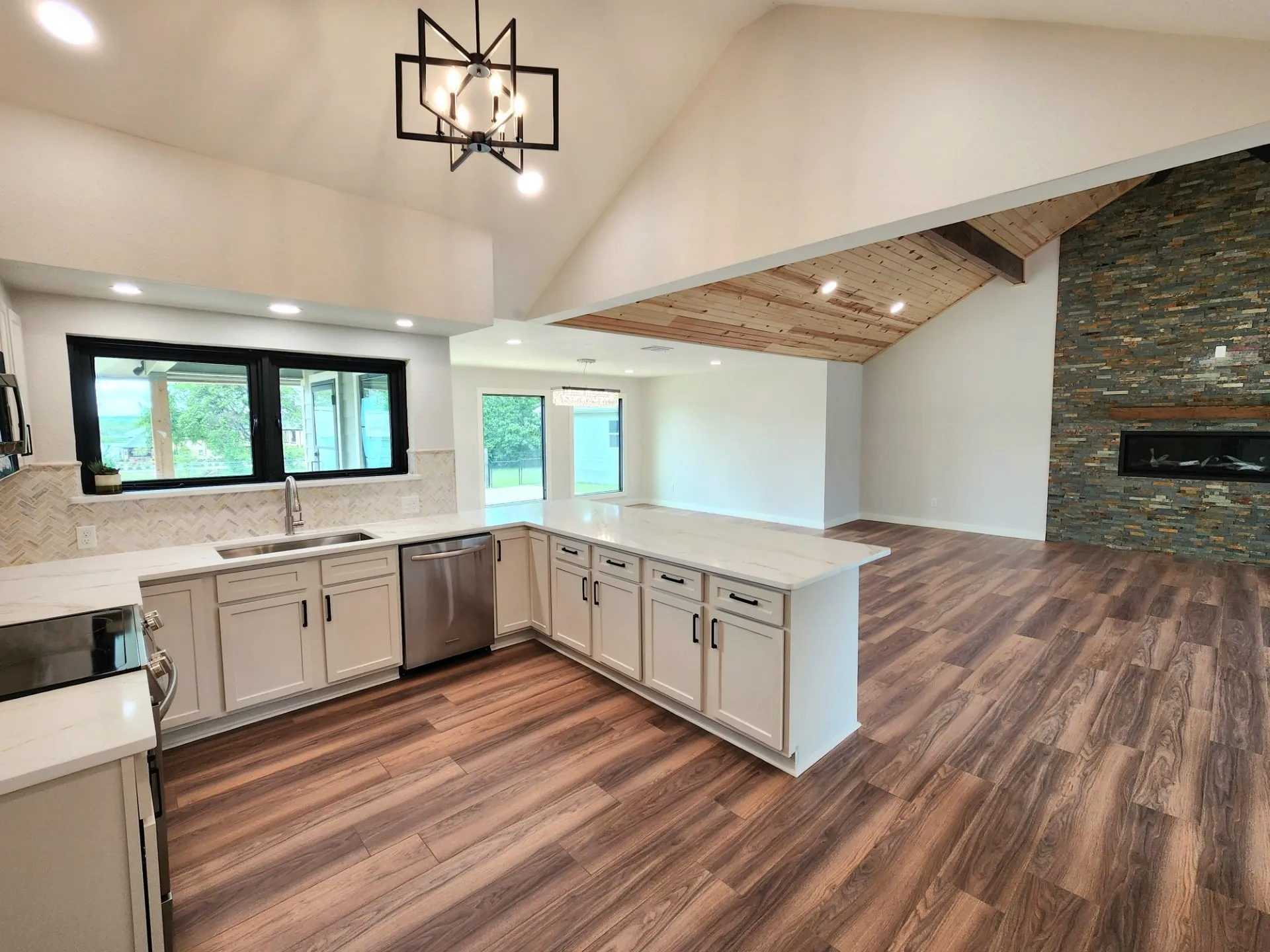 Single Family Residence For Sale in Cooke County , 124 SEQUOYA Drive E, Lake Kiowa, Texas 76240, 3 Bedroom, 2 Bathroom, 1 Garage spaces, 1,998 Sqft, built in 1980, Preowned, mls#21254872, Real Estate Agent in Lake Kiowa, Homes For Sale in Cooke county, Homes For Sale in Lake Kiowa, Realtor in Lake Kiowa Texas, Real Estate Brokerage Independent Realty Texas, Luminita Cordes Realtor