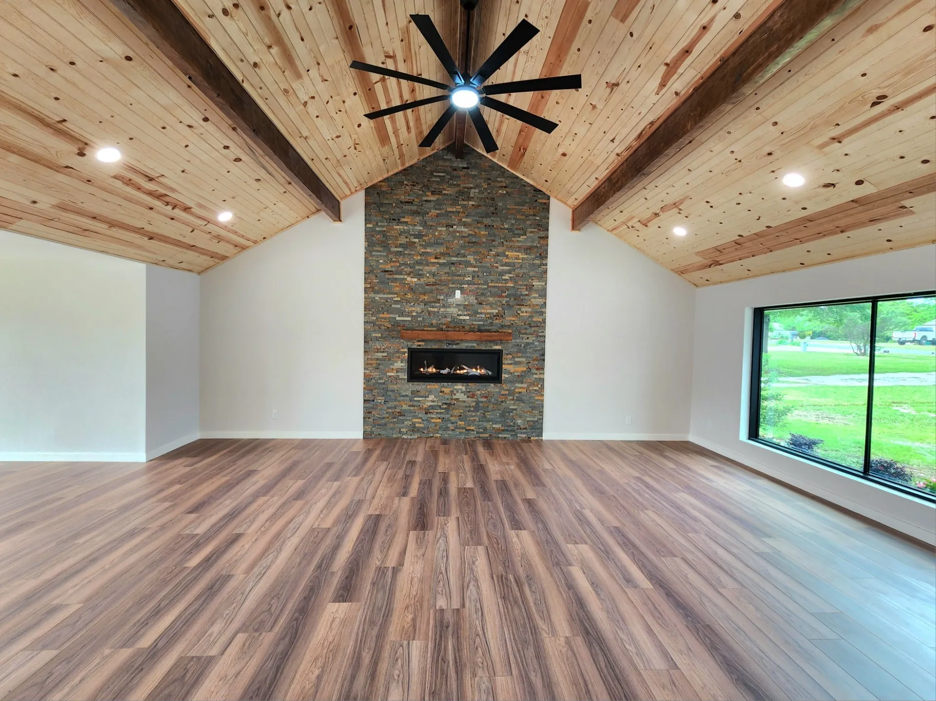 Single Family Residence For Sale in Cooke County , 124 SEQUOYA Drive E, Lake Kiowa, Texas 76240, 3 Bedroom, 2 Bathroom, 1 Garage spaces, 1,998 Sqft, built in 1980, Preowned, mls#21254872, Real Estate Agent in Lake Kiowa, Homes For Sale in Cooke county, Homes For Sale in Lake Kiowa, Realtor in Lake Kiowa Texas, Real Estate Brokerage Independent Realty Texas, Luminita Cordes Realtor