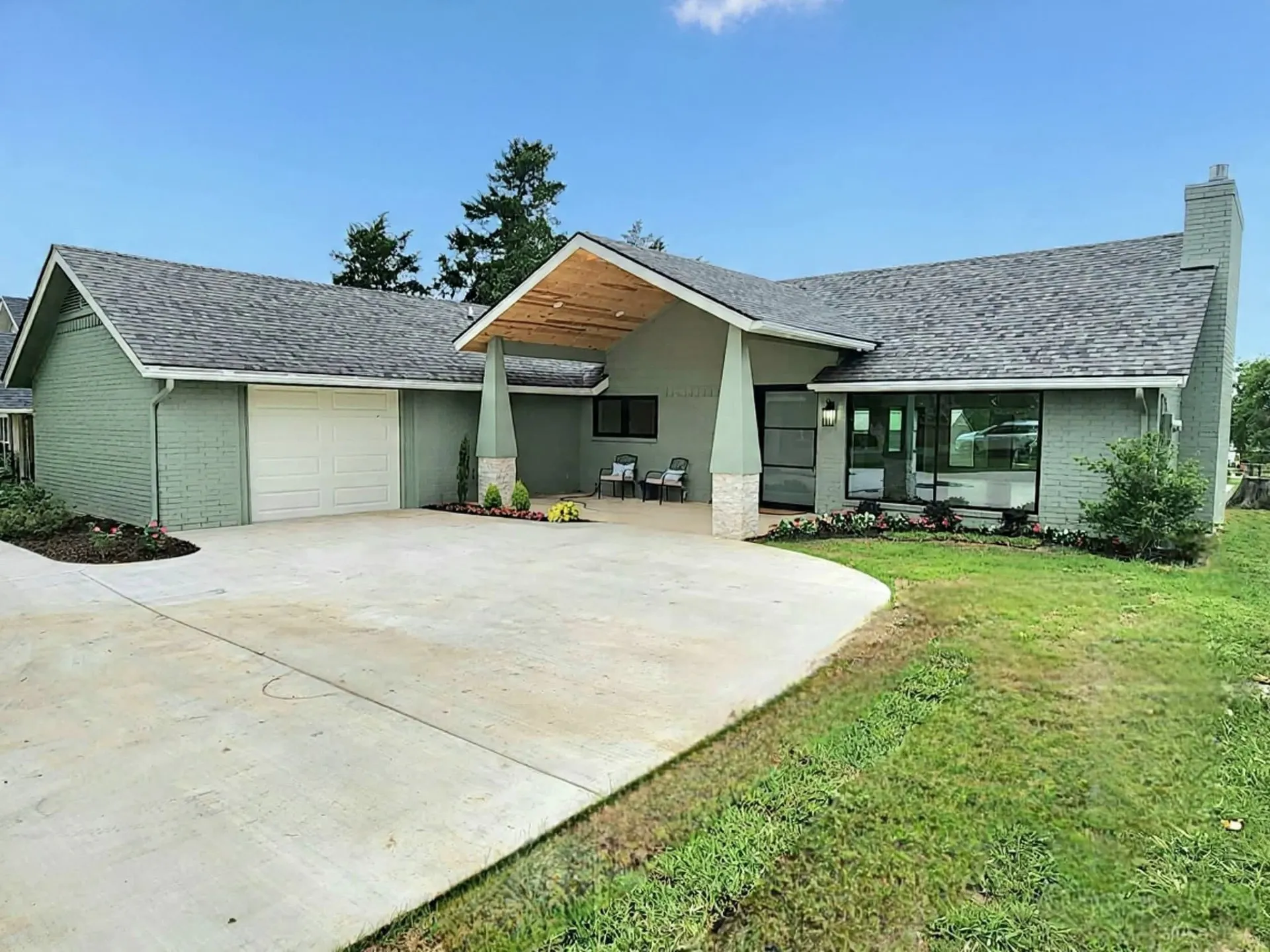 Single Family Residence For Sale in Cooke County , 124 SEQUOYA Drive E, Lake Kiowa, Texas 76240, 3 Bedroom, 2 Bathroom, 1 Garage spaces, 1,998 Sqft, built in 1980, Preowned, mls#21254872, Real Estate Agent in Lake Kiowa, Homes For Sale in Cooke county, Homes For Sale in Lake Kiowa, Realtor in Lake Kiowa Texas, Real Estate Brokerage Independent Realty Texas, Luminita Cordes Realtor