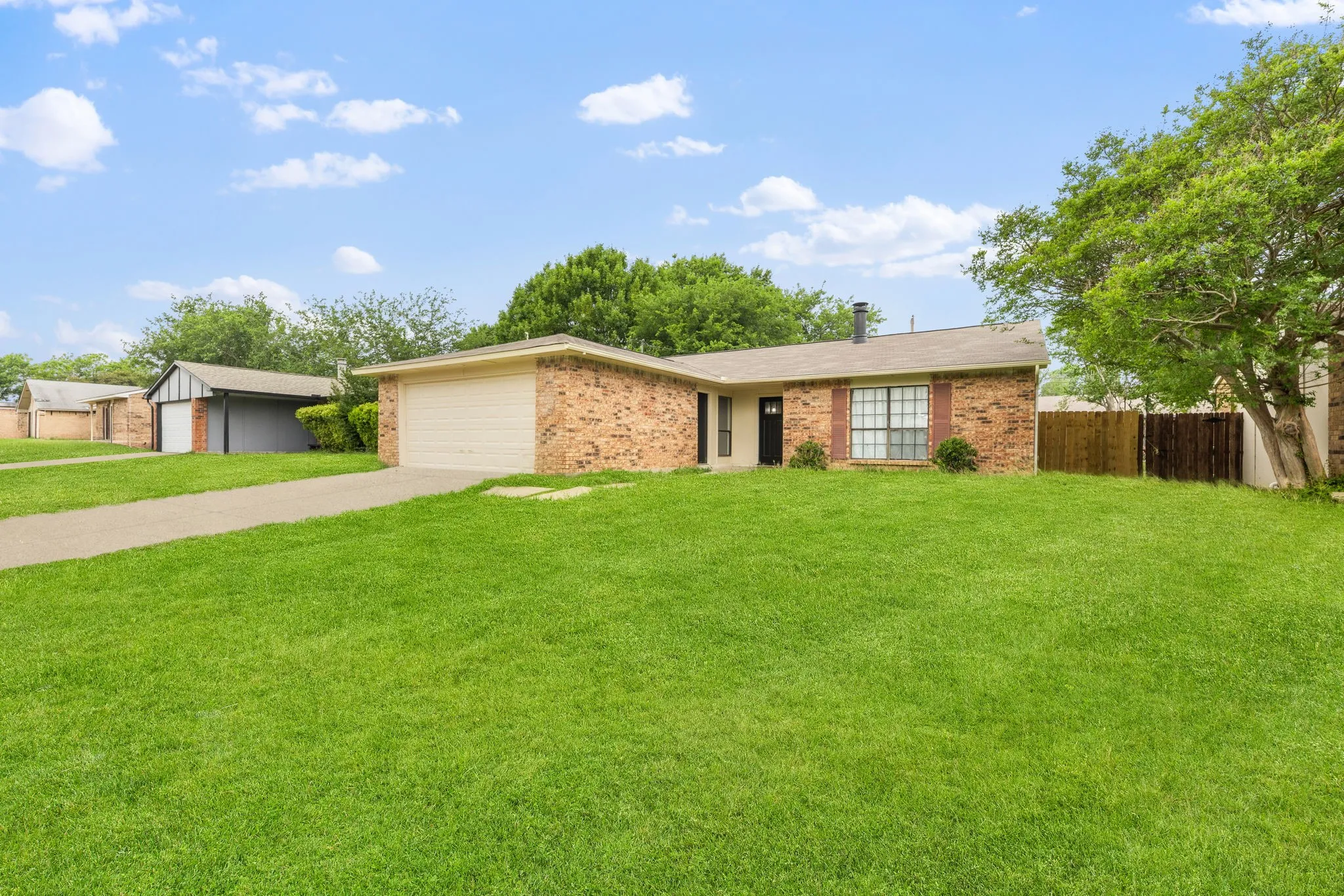 Single Family Residence For Sale in Tarrant County , 809 Levelland Drive, Arlington, Texas 76017, 3 Bedroom, 2 Bathroom, 2 Garage spaces, 1,668 Sqft, built in 1980, mls#21257319, Real Estate Agent in Arlington, Homes For Sale in Tarrant county, Homes For Sale in Arlington, Realtor in Arlington Texas, Real Estate Brokerage Independent Realty Texas, Luminita Cordes Realtor