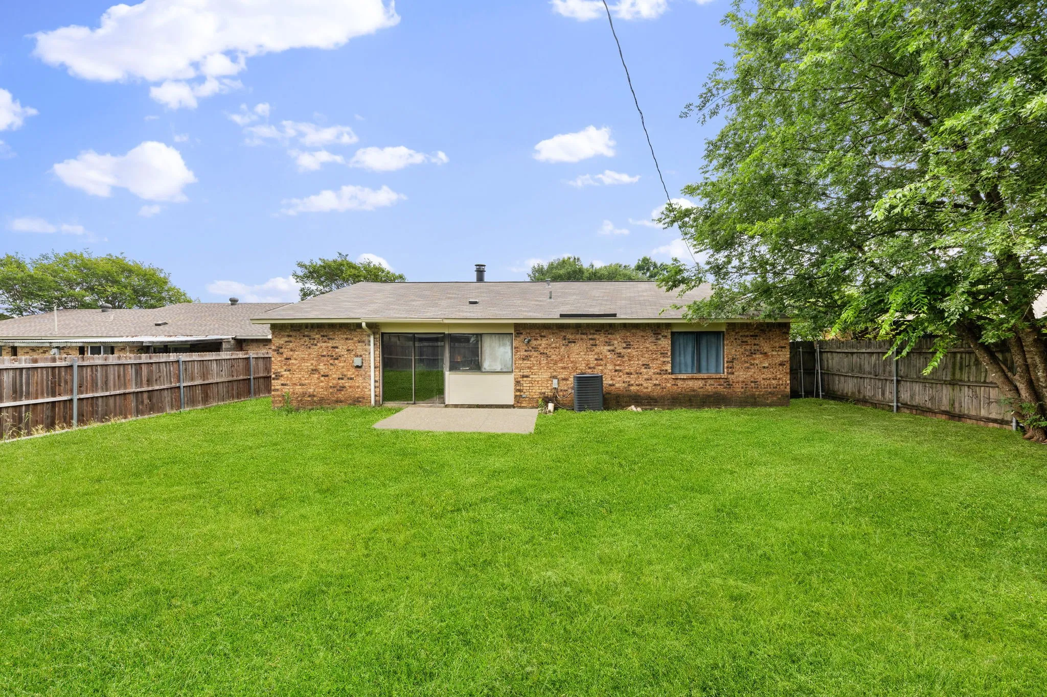 Single Family Residence For Sale in Tarrant County , 809 Levelland Drive, Arlington, Texas 76017, 3 Bedroom, 2 Bathroom, 2 Garage spaces, 1,668 Sqft, built in 1980, mls#21257319, Real Estate Agent in Arlington, Homes For Sale in Tarrant county, Homes For Sale in Arlington, Realtor in Arlington Texas, Real Estate Brokerage Independent Realty Texas, Luminita Cordes Realtor