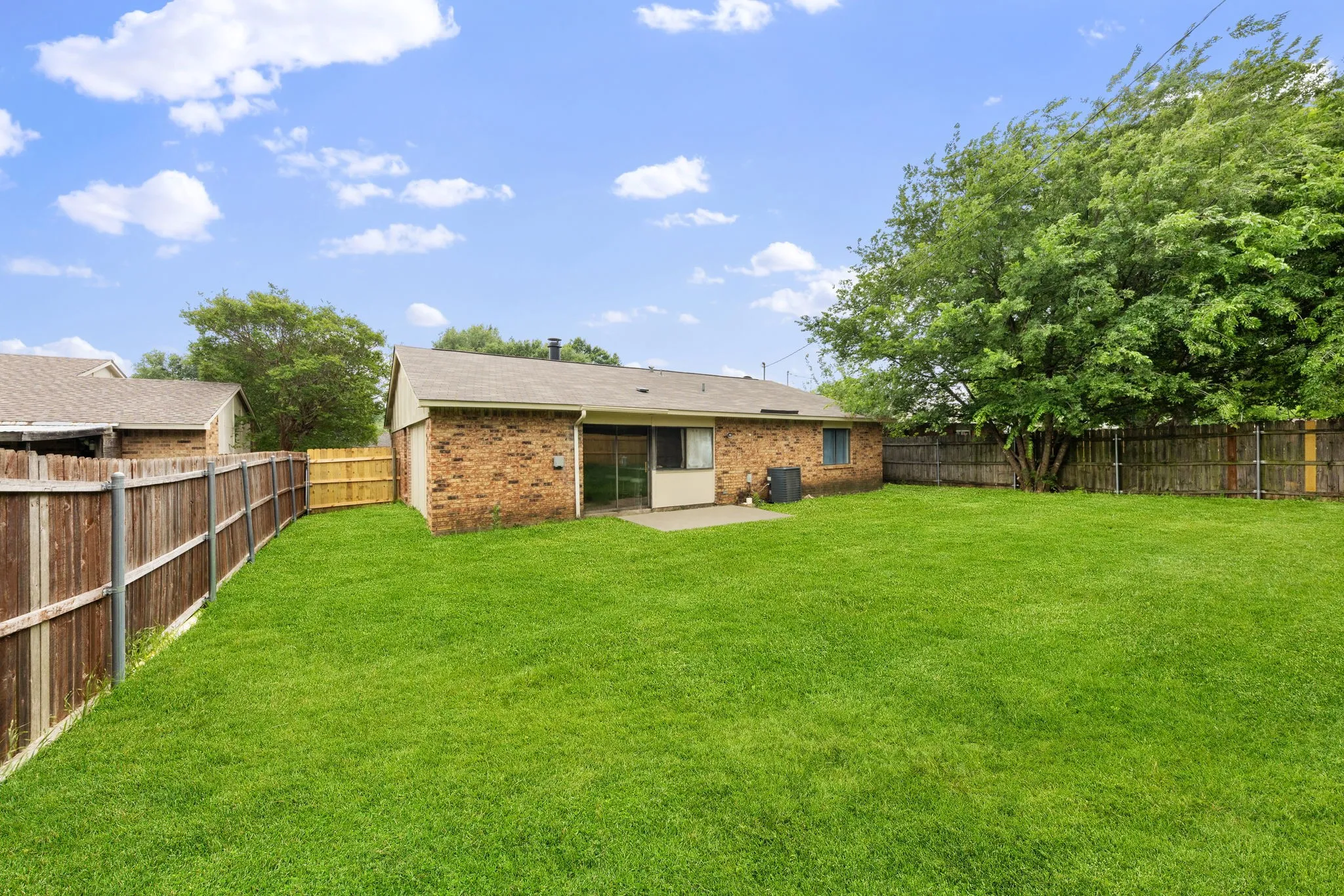 Single Family Residence For Sale in Tarrant County , 809 Levelland Drive, Arlington, Texas 76017, 3 Bedroom, 2 Bathroom, 2 Garage spaces, 1,668 Sqft, built in 1980, mls#21257319, Real Estate Agent in Arlington, Homes For Sale in Tarrant county, Homes For Sale in Arlington, Realtor in Arlington Texas, Real Estate Brokerage Independent Realty Texas, Luminita Cordes Realtor