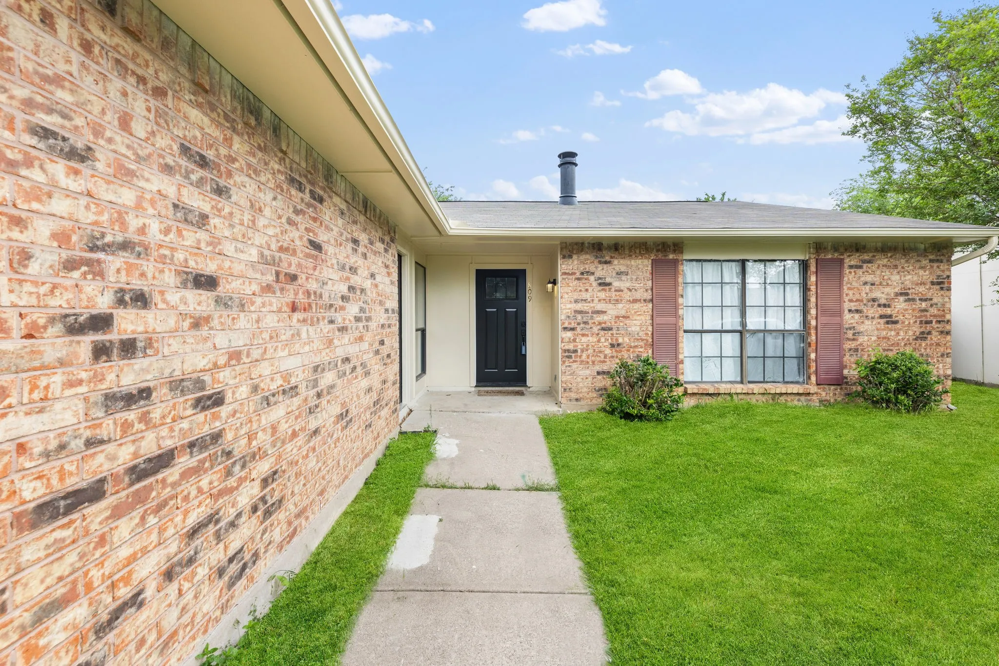 Single Family Residence For Sale in Tarrant County , 809 Levelland Drive, Arlington, Texas 76017, 3 Bedroom, 2 Bathroom, 2 Garage spaces, 1,668 Sqft, built in 1980, mls#21257319, Real Estate Agent in Arlington, Homes For Sale in Tarrant county, Homes For Sale in Arlington, Realtor in Arlington Texas, Real Estate Brokerage Independent Realty Texas, Luminita Cordes Realtor