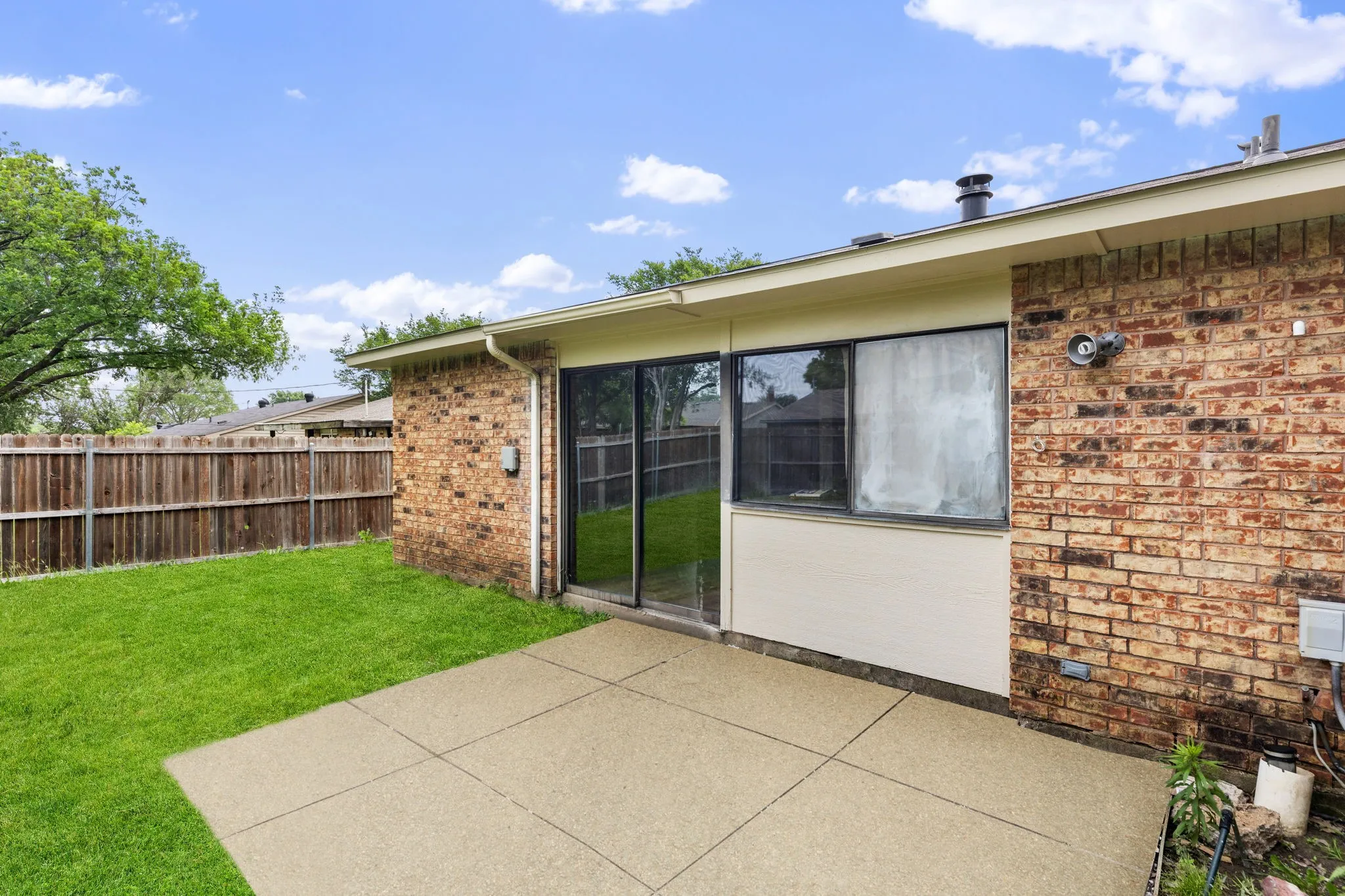 Single Family Residence For Sale in Tarrant County , 809 Levelland Drive, Arlington, Texas 76017, 3 Bedroom, 2 Bathroom, 2 Garage spaces, 1,668 Sqft, built in 1980, mls#21257319, Real Estate Agent in Arlington, Homes For Sale in Tarrant county, Homes For Sale in Arlington, Realtor in Arlington Texas, Real Estate Brokerage Independent Realty Texas, Luminita Cordes Realtor