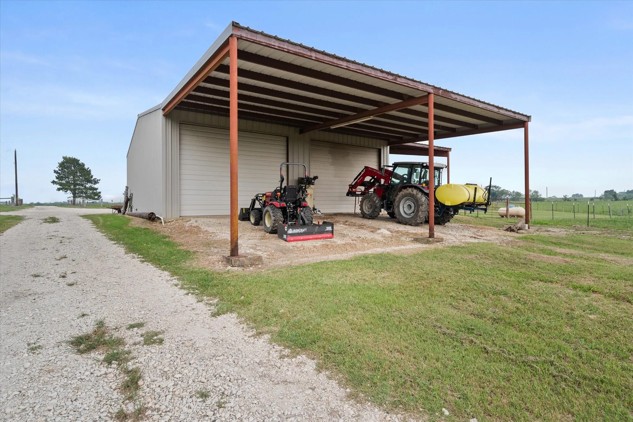 Single Family Residence For Sale in Freestone County , 199 Fcr 111 111, Fairfield, Texas 75840, 5 Bedrooms, 3 Bathrooms, 6 Garage spaces, 3,948 Sqft, built in 2005, Preowned, Price $885,000, mls#21257268, Real Estate Agent in Fairfield, Homes For Sale in Freestone county, Homes For Sale in Fairfield, Realtor in Fairfield Texas, Real Estate Brokerage Independent Realty Texas, Luminita Cordes Realtor