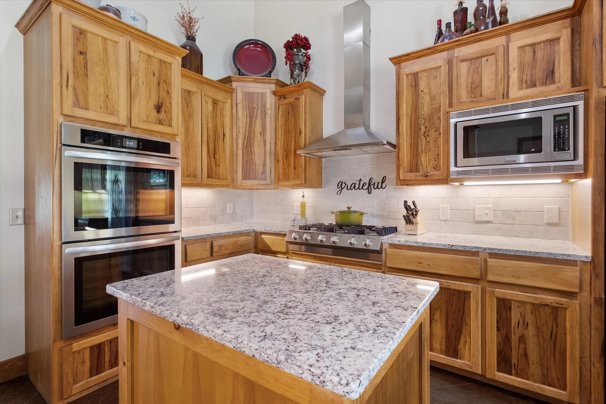Single Family Residence For Sale in Freestone County , 199 Fcr 111 111, Fairfield, Texas 75840, 5 Bedrooms, 3 Bathrooms, 6 Garage spaces, 3,948 Sqft, built in 2005, Preowned, Price $885,000, mls#21257268, Real Estate Agent in Fairfield, Homes For Sale in Freestone county, Homes For Sale in Fairfield, Realtor in Fairfield Texas, Real Estate Brokerage Independent Realty Texas, Luminita Cordes Realtor