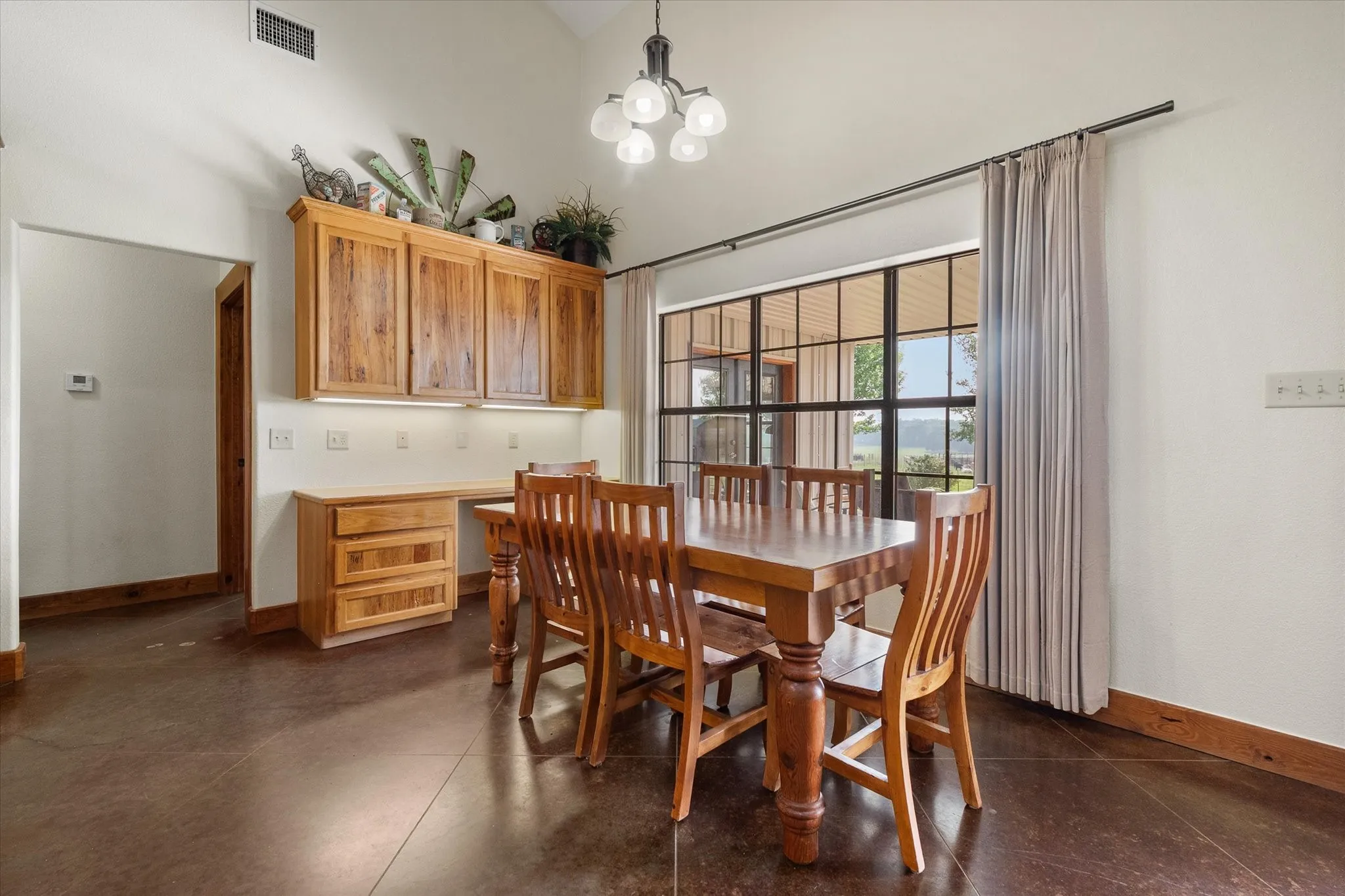 Single Family Residence For Sale in Freestone County , 199 Fcr 111 111, Fairfield, Texas 75840, 5 Bedrooms, 3 Bathrooms, 6 Garage spaces, 3,948 Sqft, built in 2005, Preowned, Price $885,000, mls#21257268, Real Estate Agent in Fairfield, Homes For Sale in Freestone county, Homes For Sale in Fairfield, Realtor in Fairfield Texas, Real Estate Brokerage Independent Realty Texas, Luminita Cordes Realtor